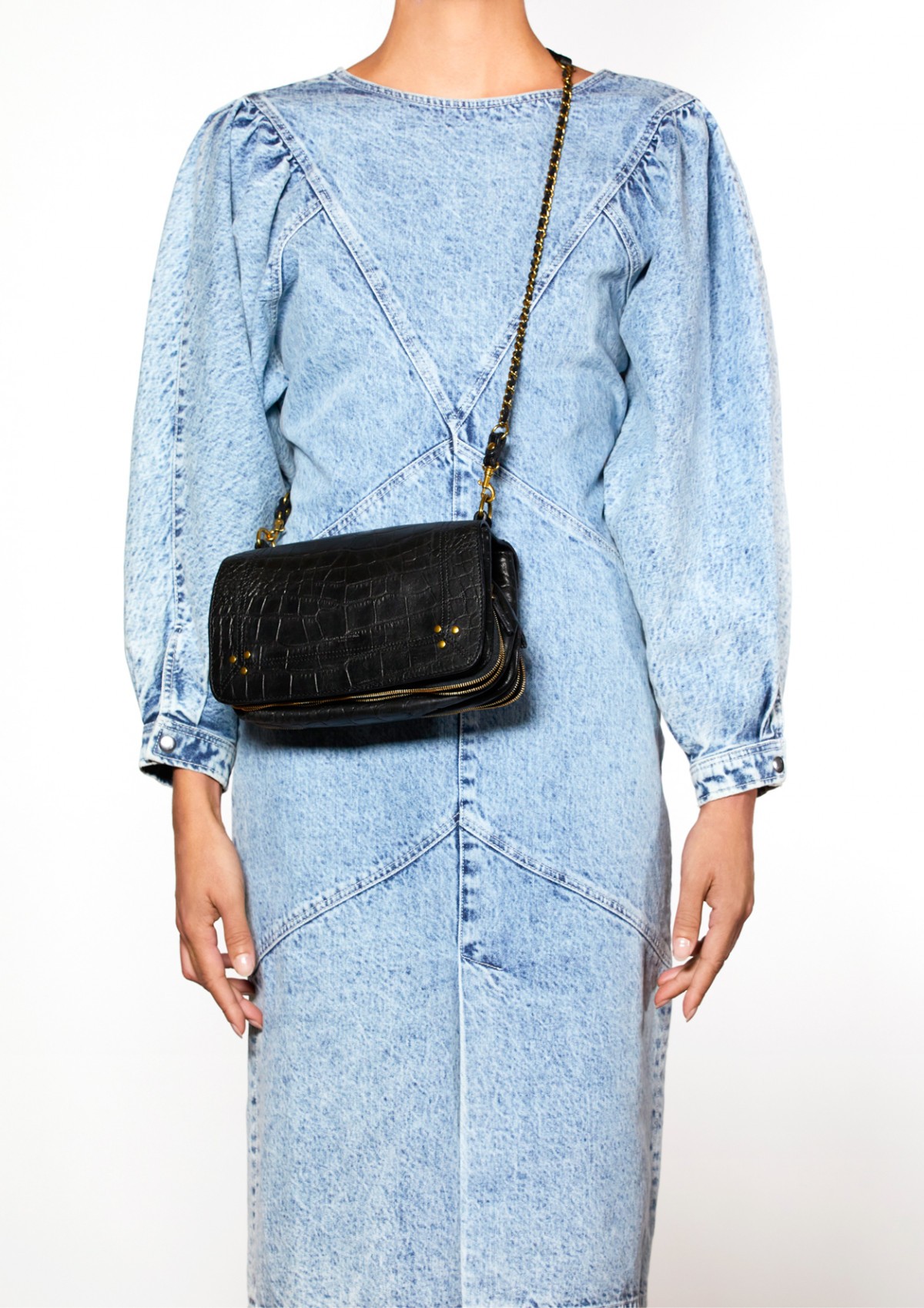 Sac bandoulière chaine Bobi vachette croco noir Jérôme Dreyfuss. Porté crossbody face. 