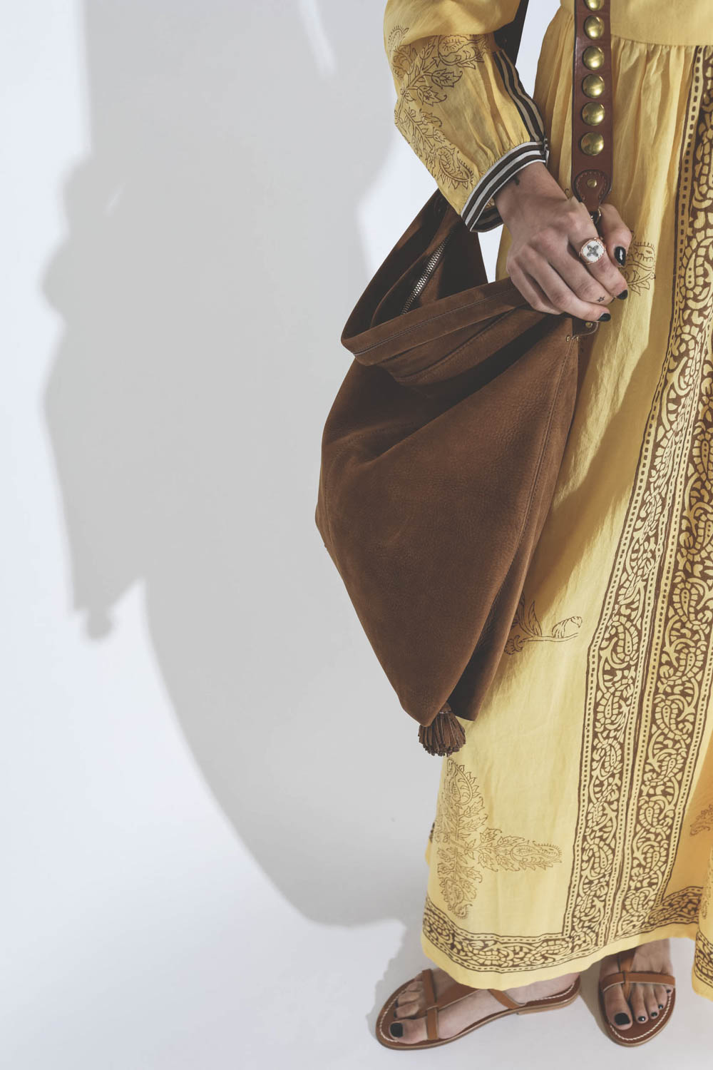 Bandoulière en cuir naturel clouté Festival Jérôme Dreyfuss. Détail clous dorés. 