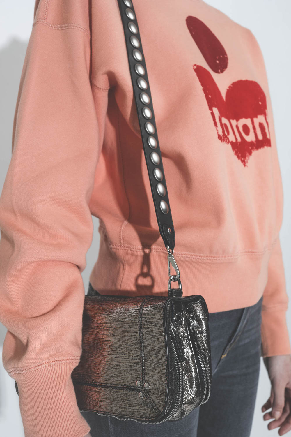 Bandoulière en cuir noir clouté Festival Jérôme Dreyfuss.  Porté épaule. 