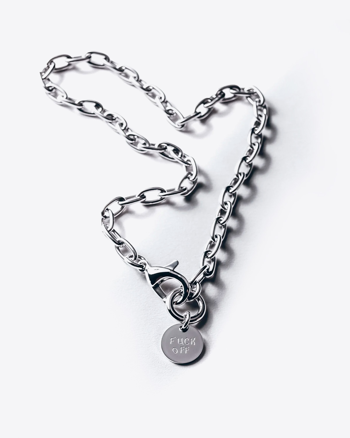 Collier chaine en argent avec médaille gravée "Fuck off" Mikuta. 