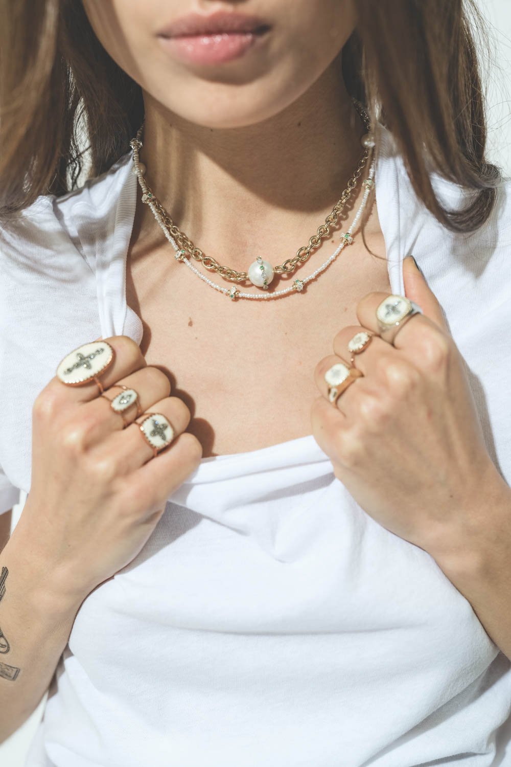 Bague chevalière blanche en or et diamants Bowie Pascale Monvoisin. Porté en accumulation. 
