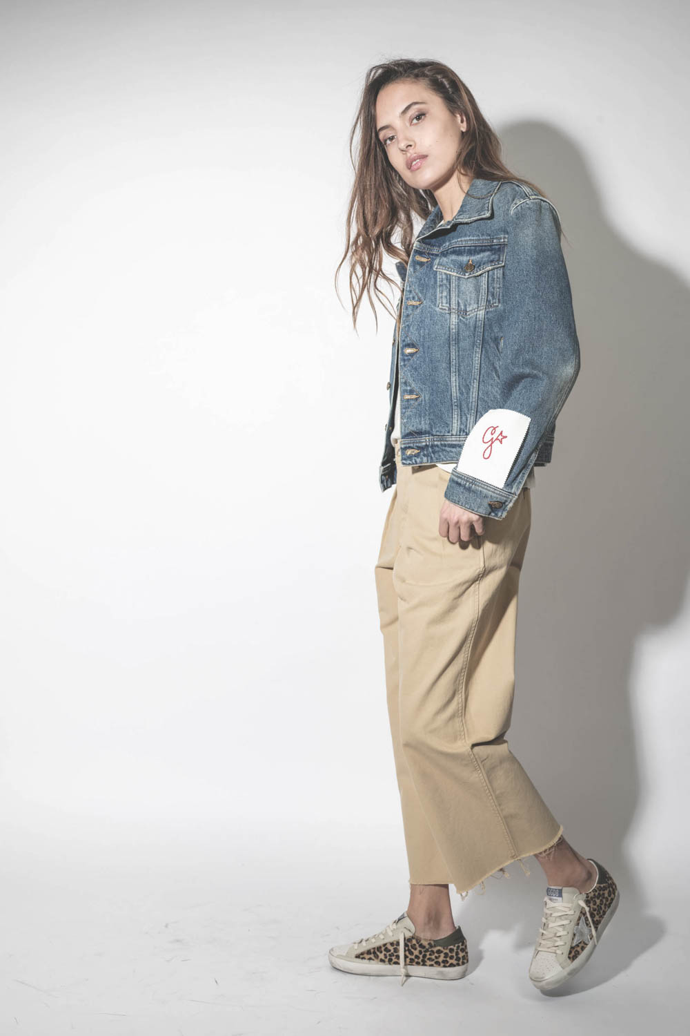 Sneakers Superstar en cuir Pony léopard Golden Goose. Porté de profil.