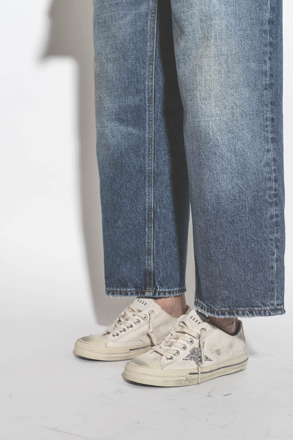 Jean large et court baggy délavage Mid Blue Betty Haikure. Détail du bas de la jambe ourlet piqué.