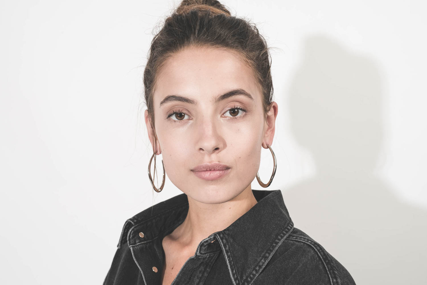 Boucles d'oreilles créoles en métal argenté Pleasant Isabel Marant Bijoux. Porté de face.