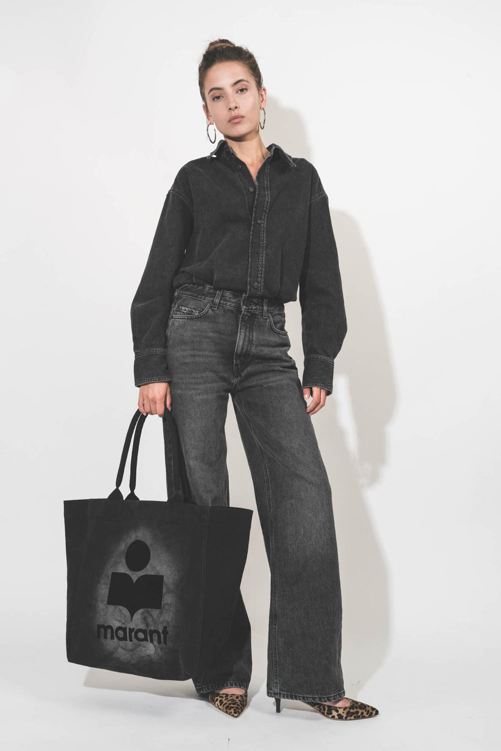 Boucles d'oreilles créoles en métal argenté Pleasant Isabel Marant Bijoux. Porté avec une combinaison en jean noir.