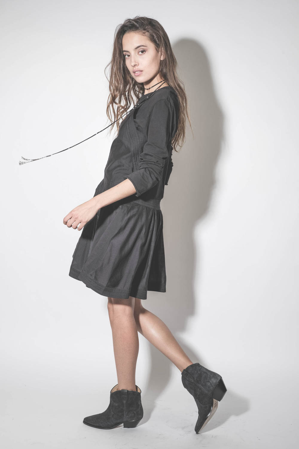 Boots en cuir suédé noir délavé Dewina Isabel Marant. Porté de profil.