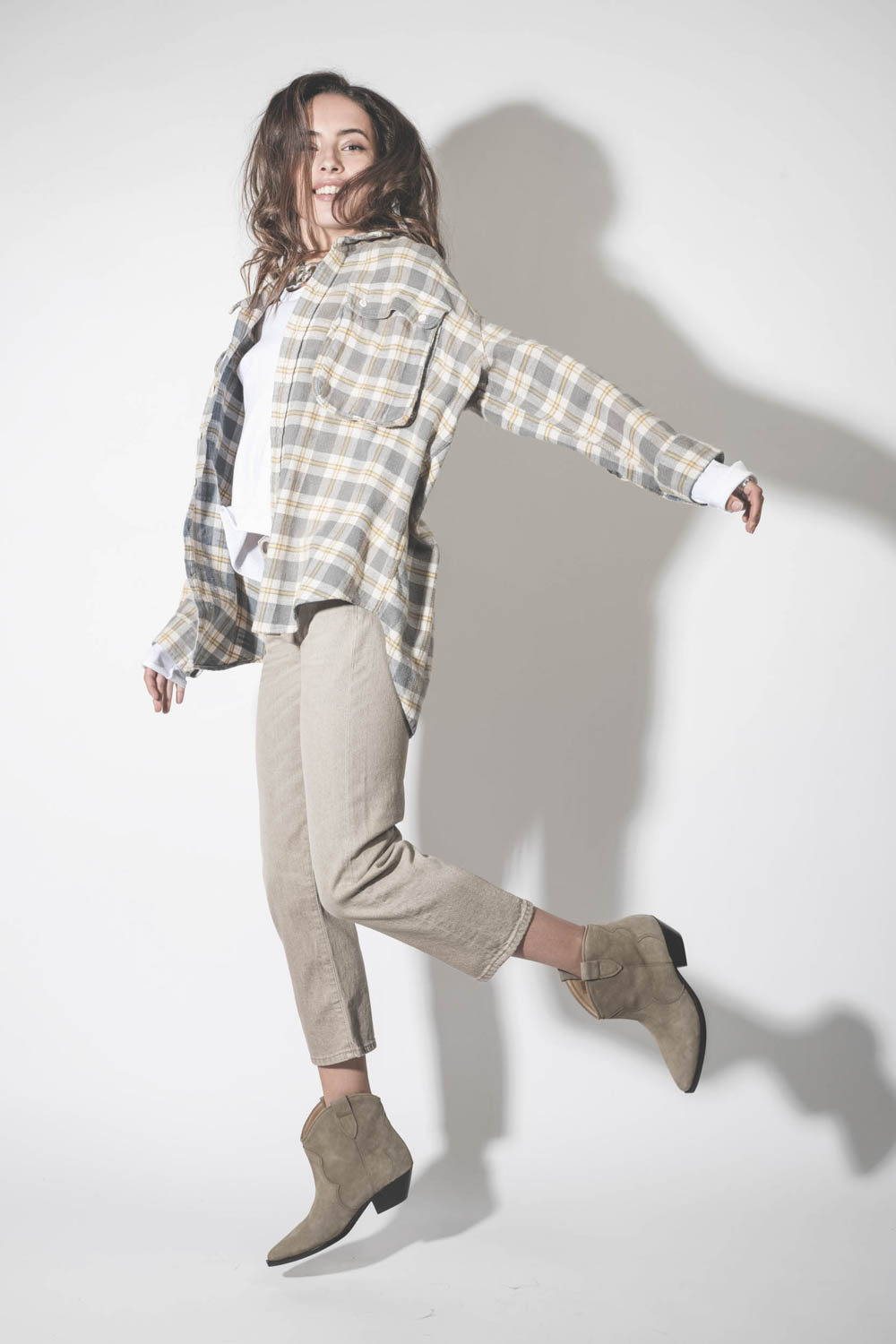 Boots en cuir suédé taupe Dewina Isabel Marant. Porté avec une chemise oversize à carreaux beige. 