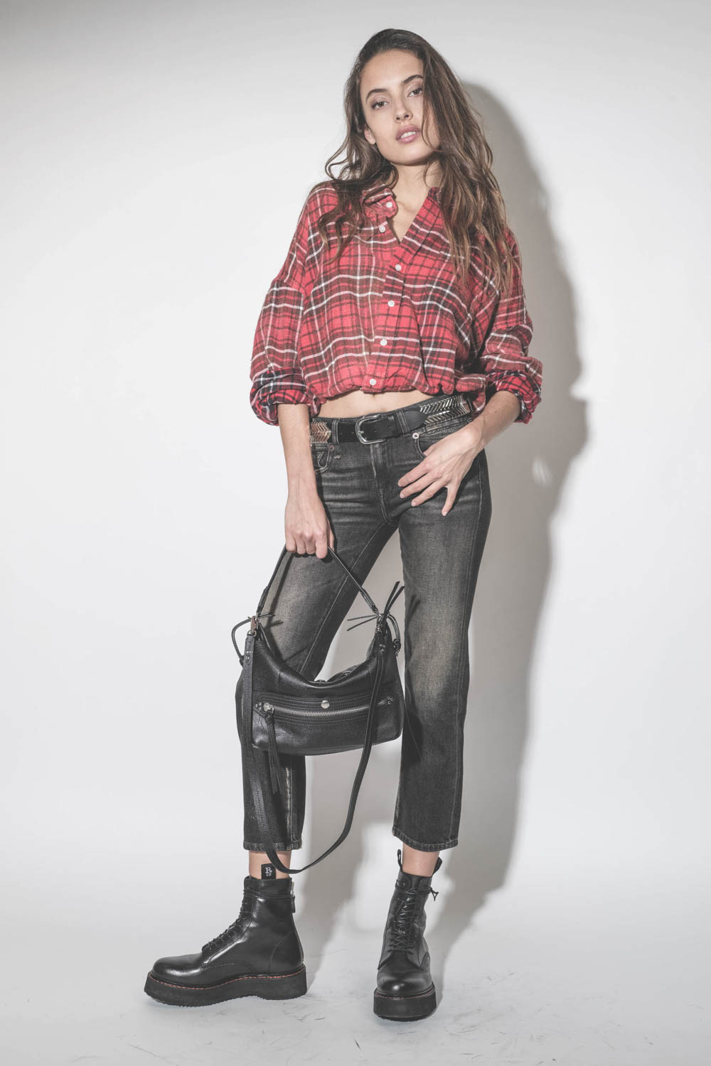 Ceinture en cuir noir finition bijoux en métal argenté Tehora Isabel Marant. Porté de face.