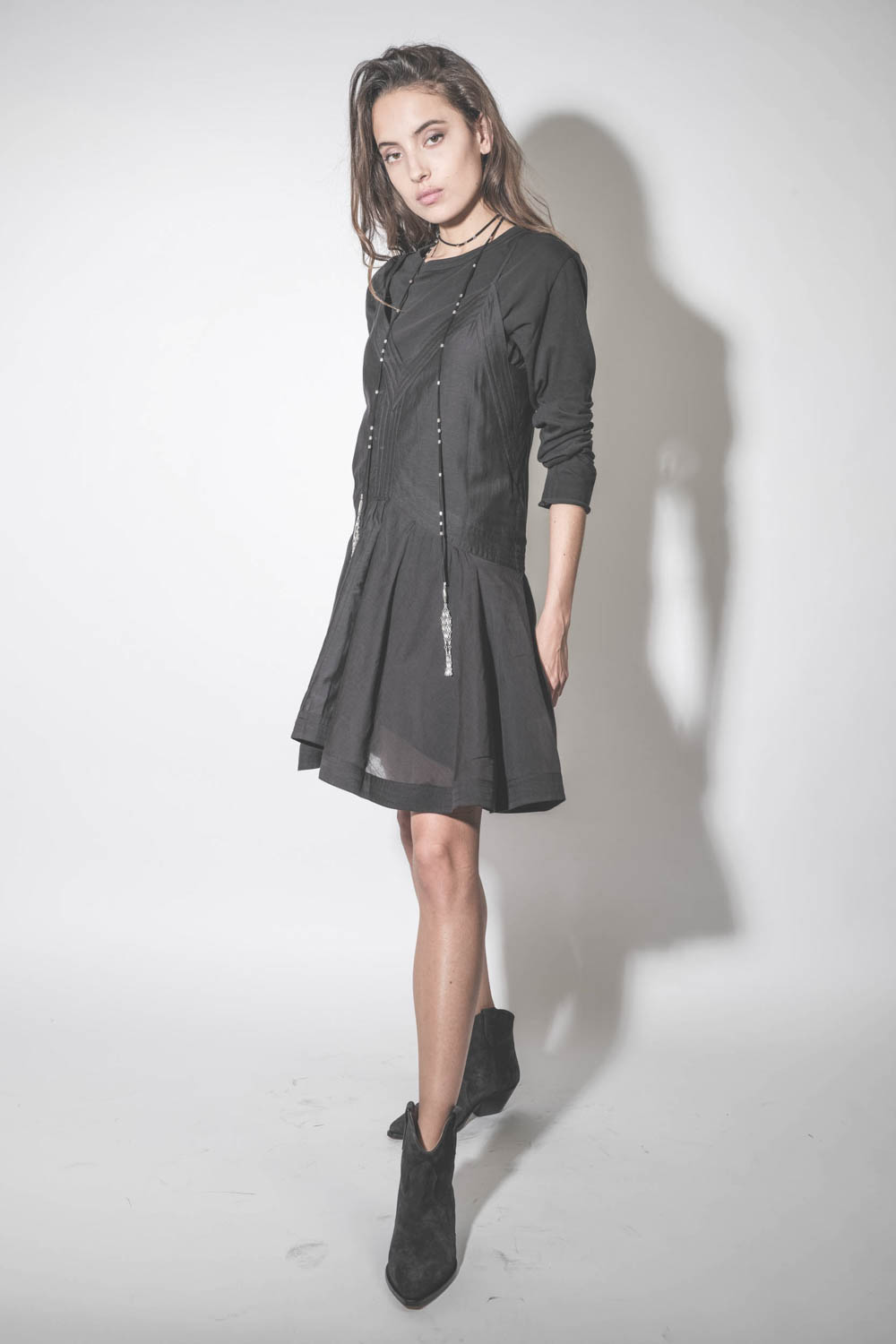 Robe courte fines bretelles en coton noir fluide Danielle Marant Etoile. Porté avec un sautoir.