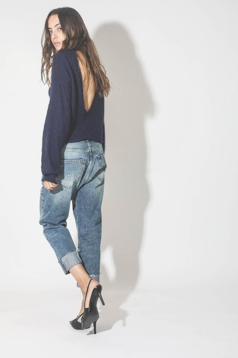 Jean Crossover délavage Jasper R13 Denim. Porté de profil dos.