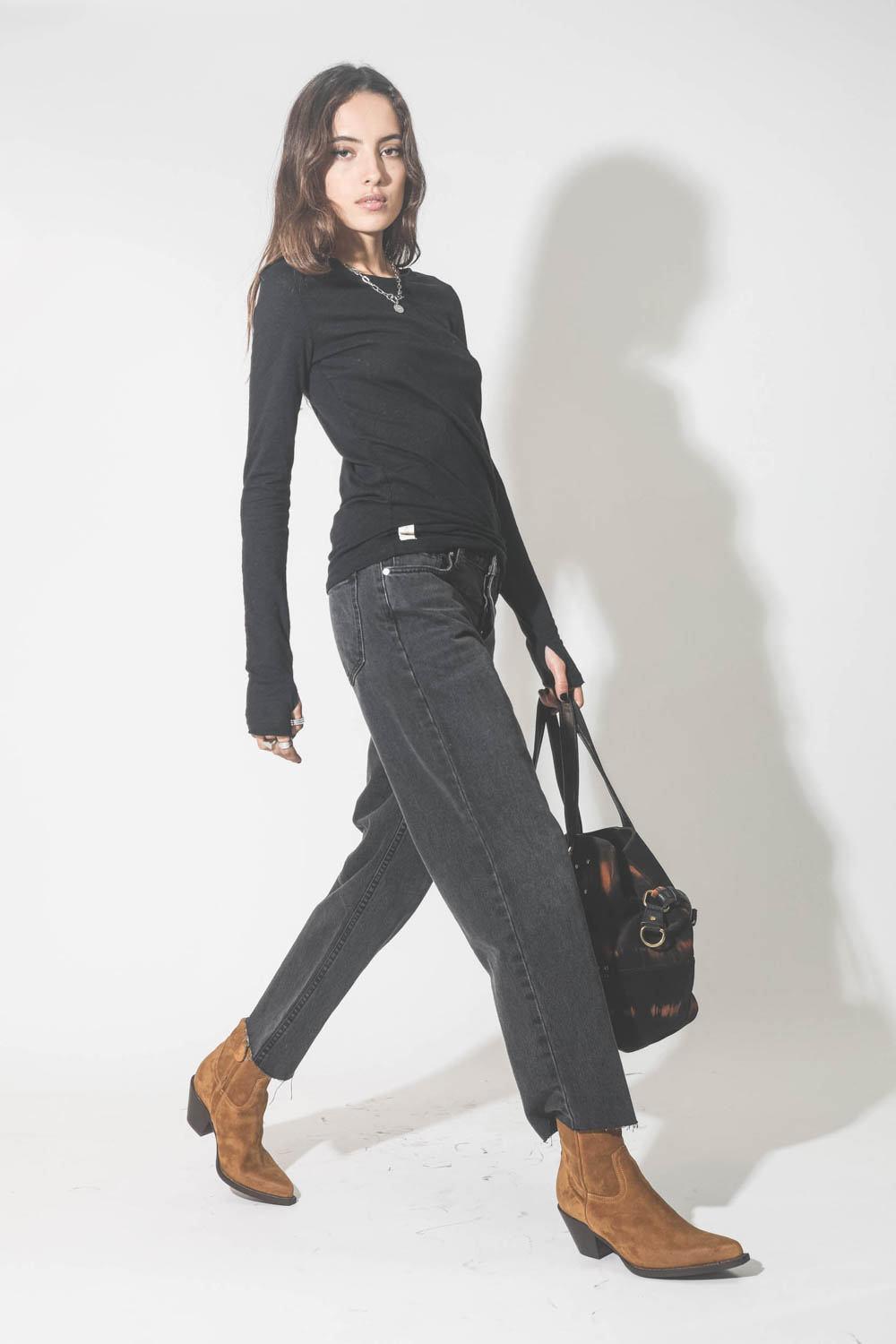 Jeans droit court denim noir d&eacute;lav&eacute; Mikuta. Port&eacute; de profil.