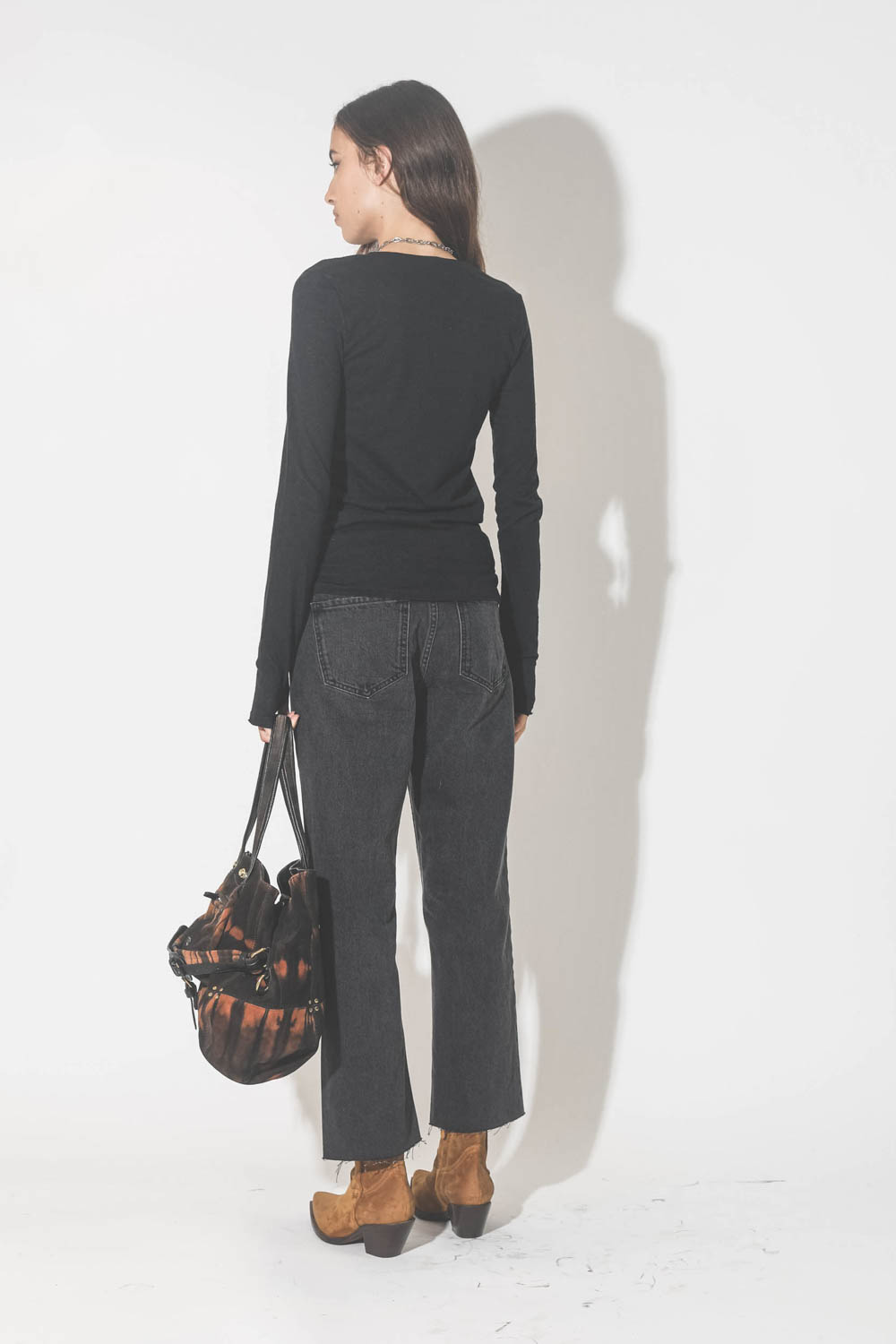 Jeans droit court denim noir d&eacute;lav&eacute; Mikuta. Port&eacute; de dos.