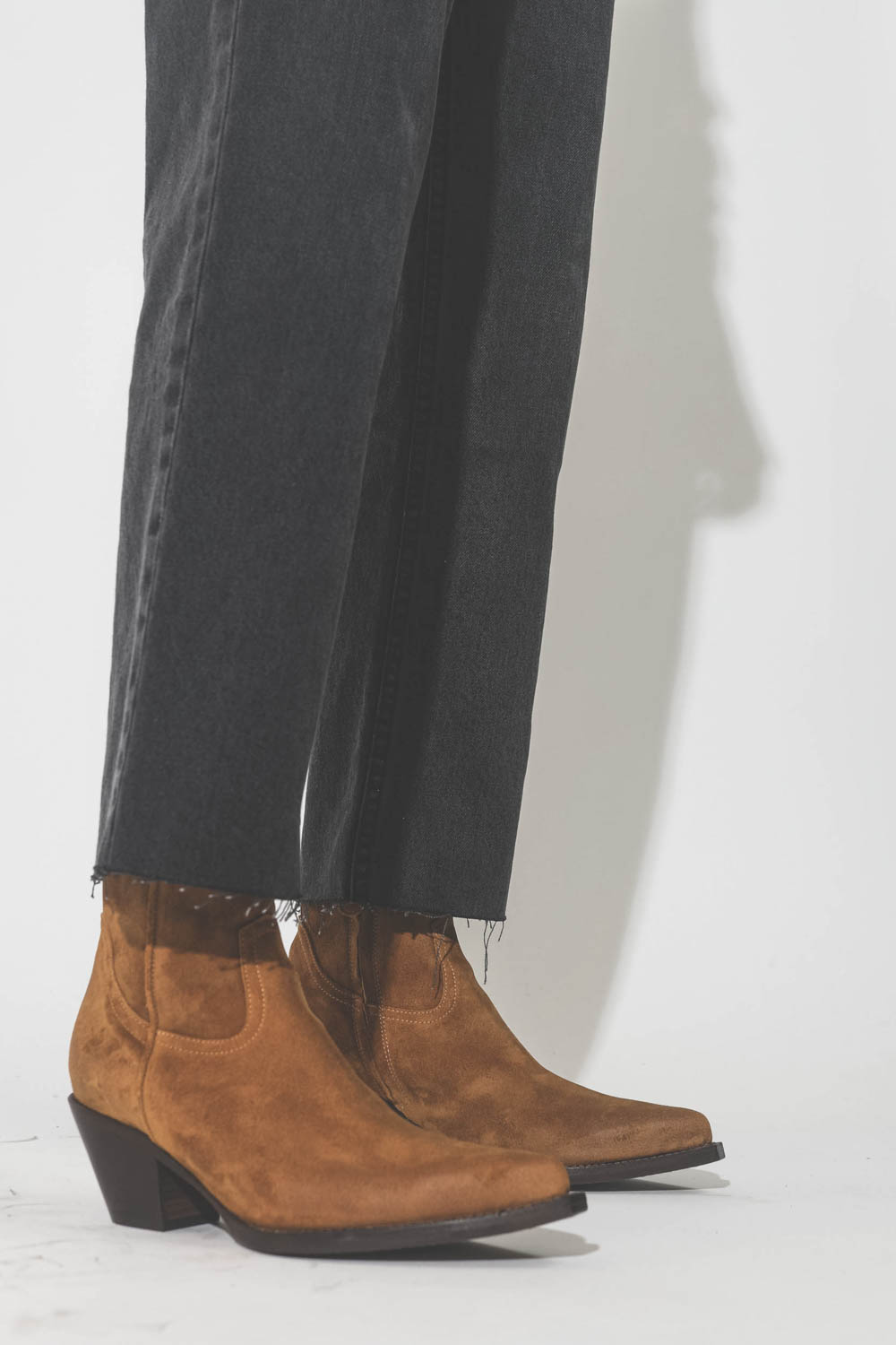 Jeans droit court denim noir d&eacute;lav&eacute; Mikuta. D&eacute;tail bas de jambe coup&eacute; bord franc.