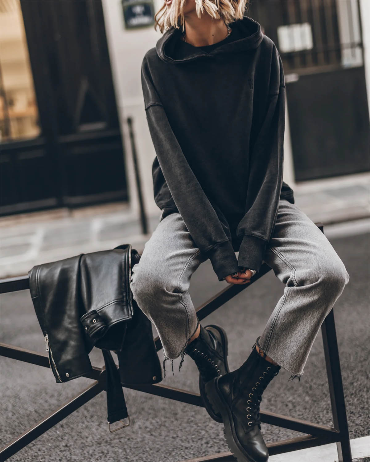 Jeans droit court en denim gris Mikuta. Port&eacute; avec un Hoodie noir. 