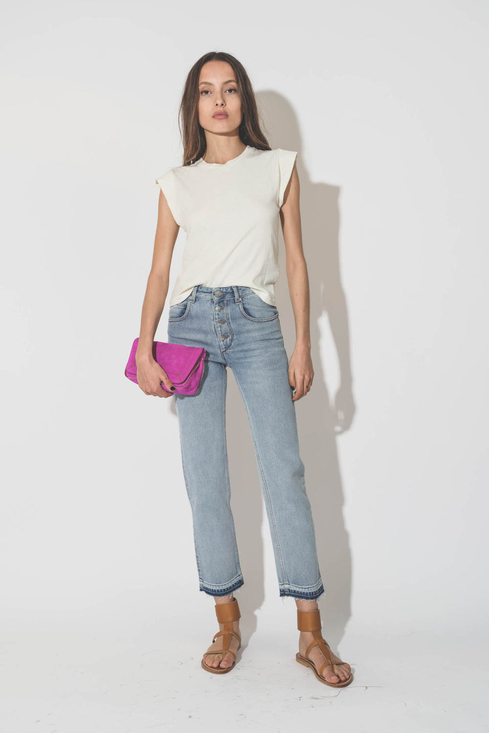 Sandales en cuir naturel bracelet de cheville Caravelle K.Jacques St Tropez. Porté de face.