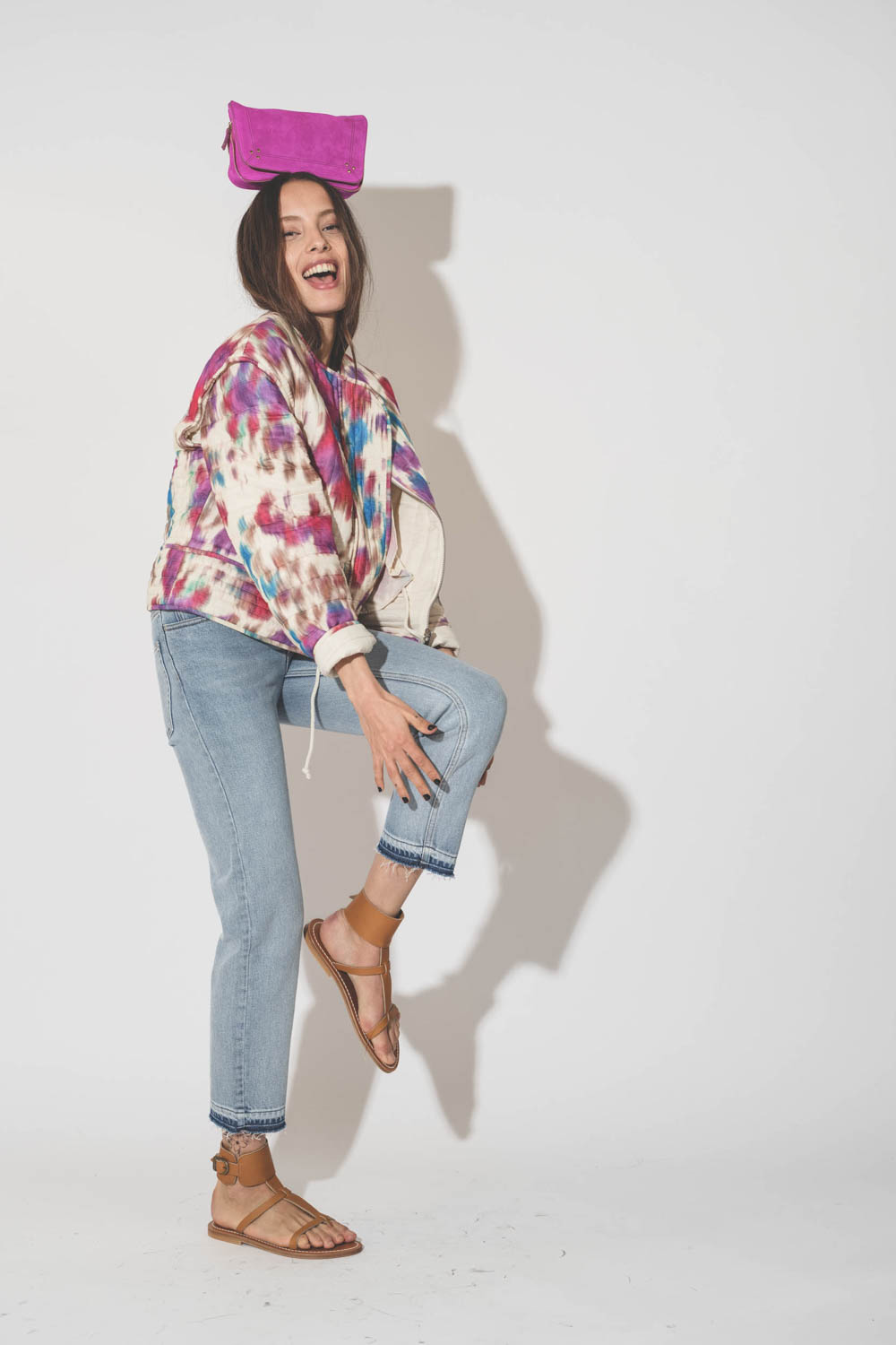 Sandales en cuir naturel bracelet de cheville Caravelle K.Jacques St Tropez. Porté avec un jean Skinny court.