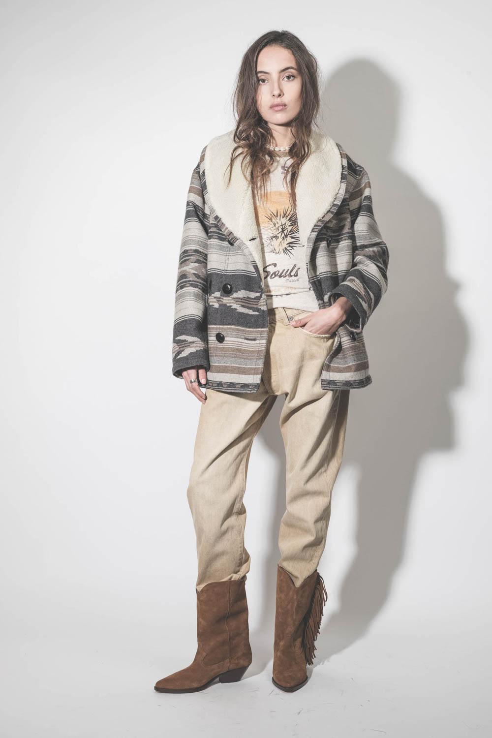 Manteau col châle fausse fourrure en laine motifs graphiques beige et écru Dorcas Marant Etoile. Porté ouvert de face. 