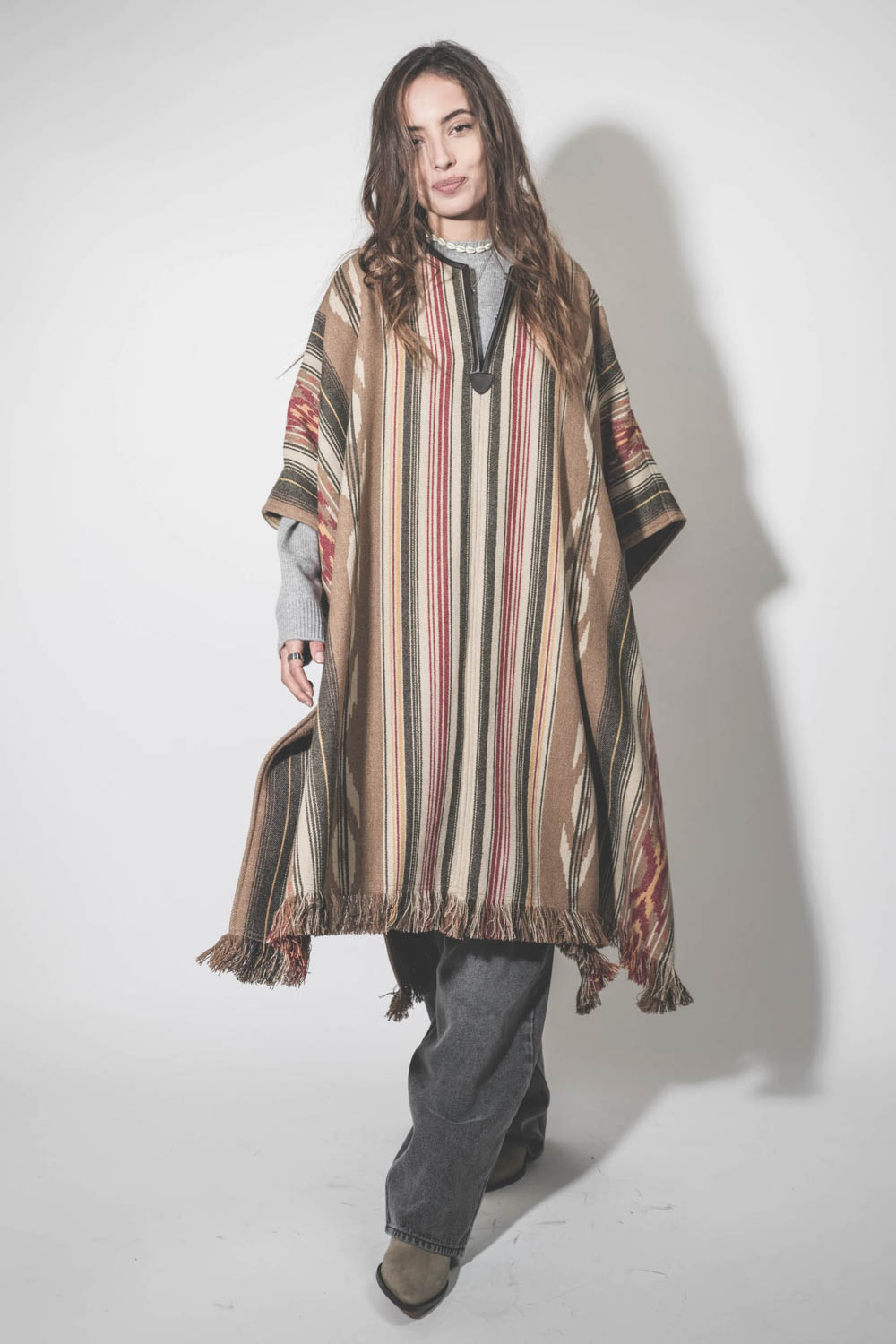 Poncho en laine mélangée à rayures beige écru Davida Marant Etoile. Porté de face.