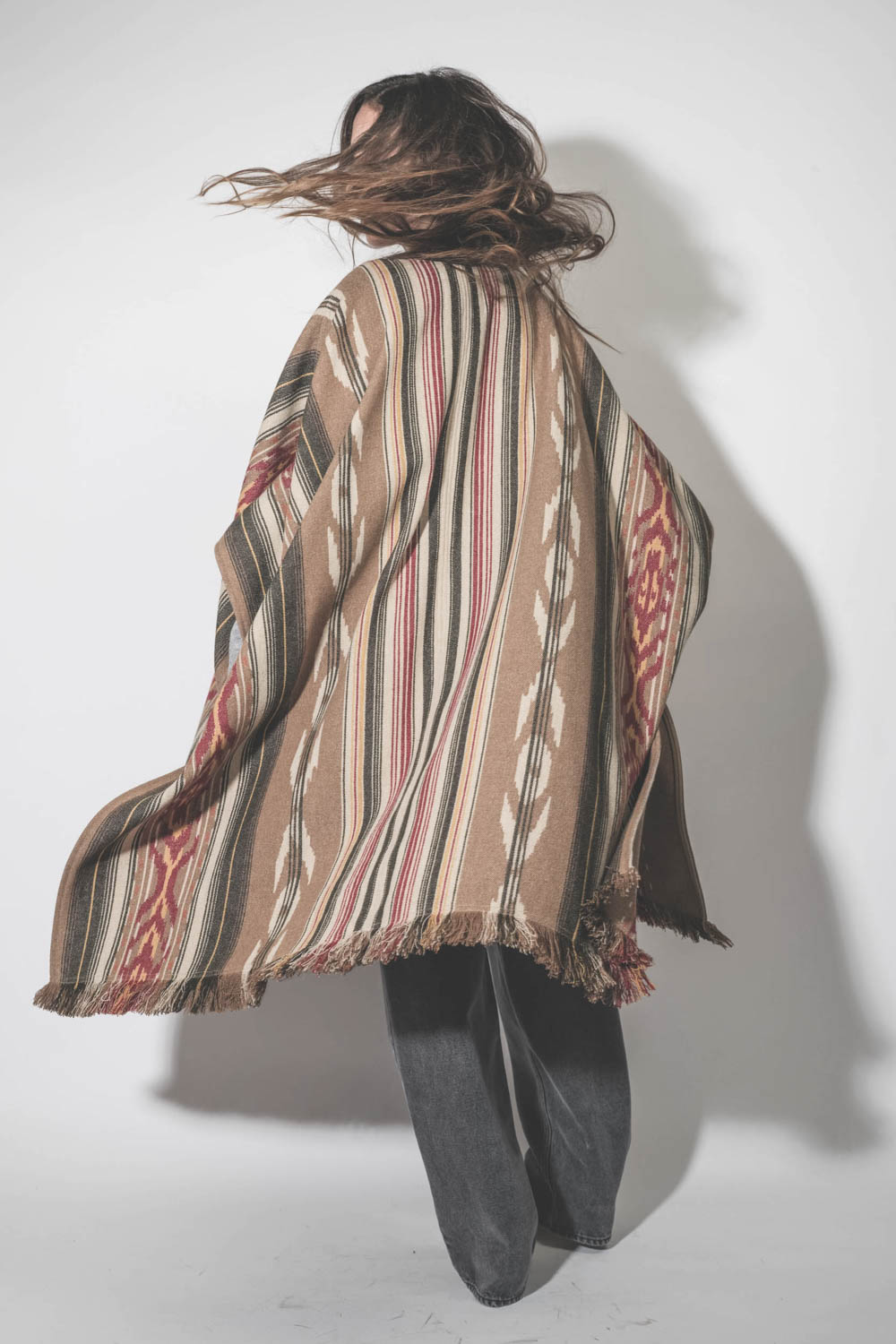 Poncho en laine mélangée à rayures beige écru Davida Marant Etoile. Porté de dos.