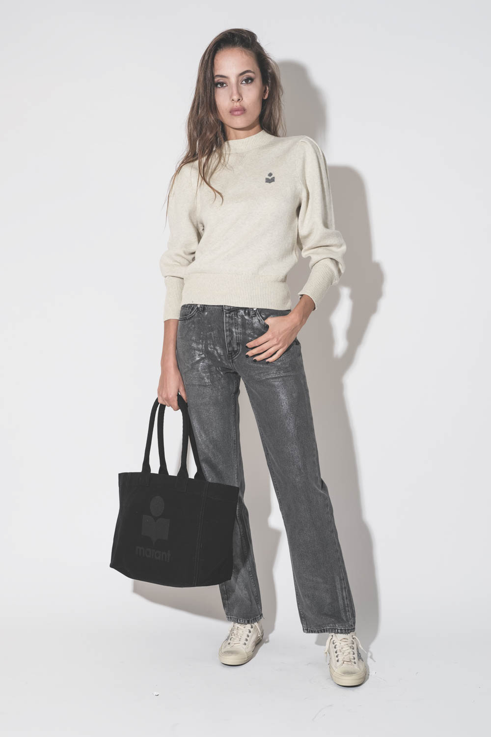 Jean droit en toile de coton enduit argent Mikuta. Port&eacute; de face.