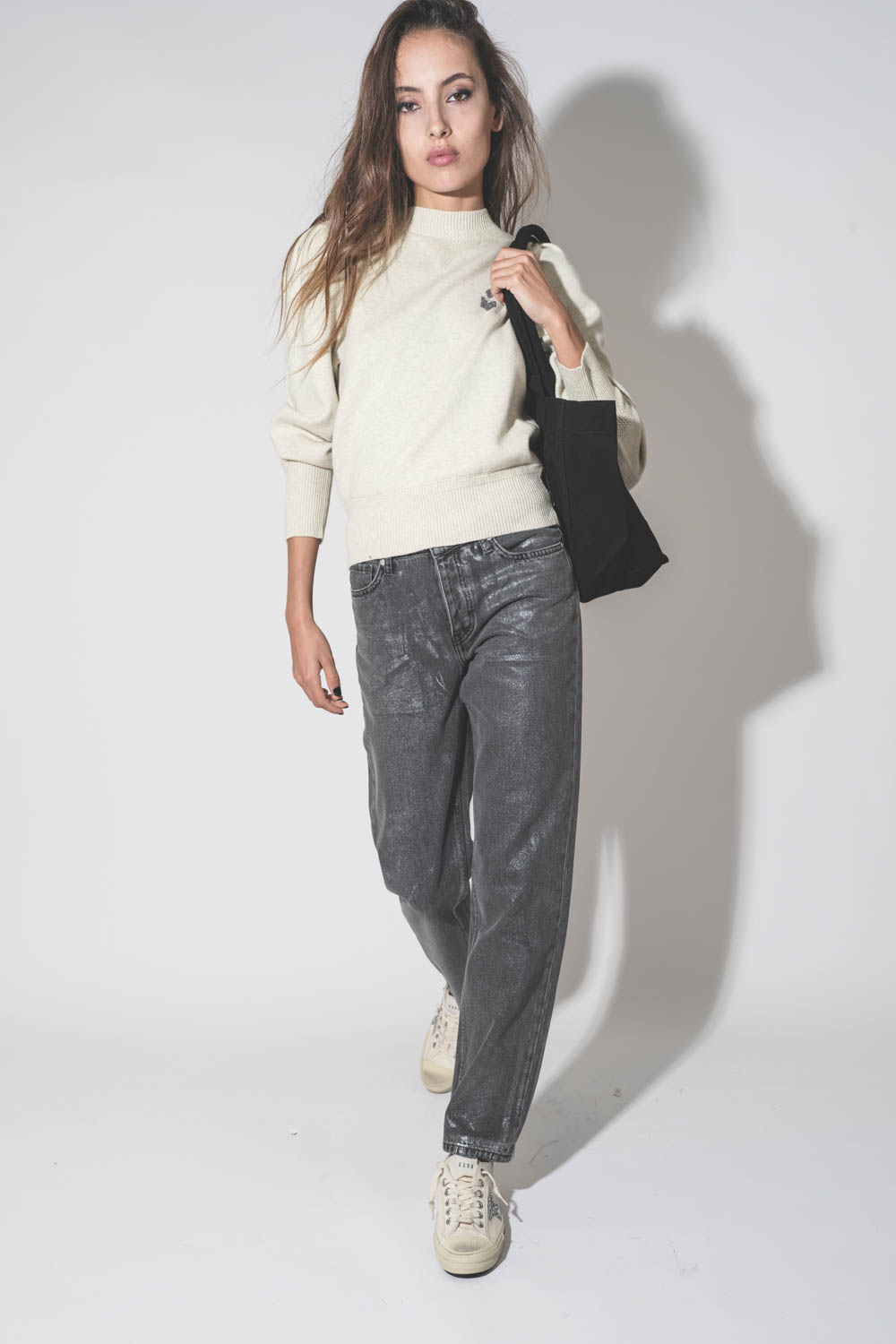 Jean droit en toile de coton enduit argent Mikuta. Port&eacute; avec un pull mini logo.