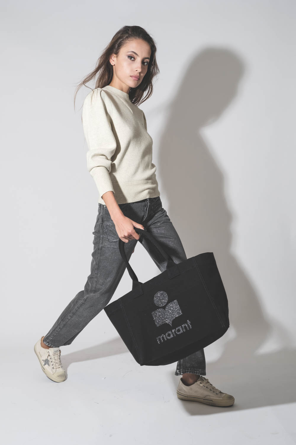 Jean droit en toile de coton enduit argent Mikuta. Port&eacute; de profil.