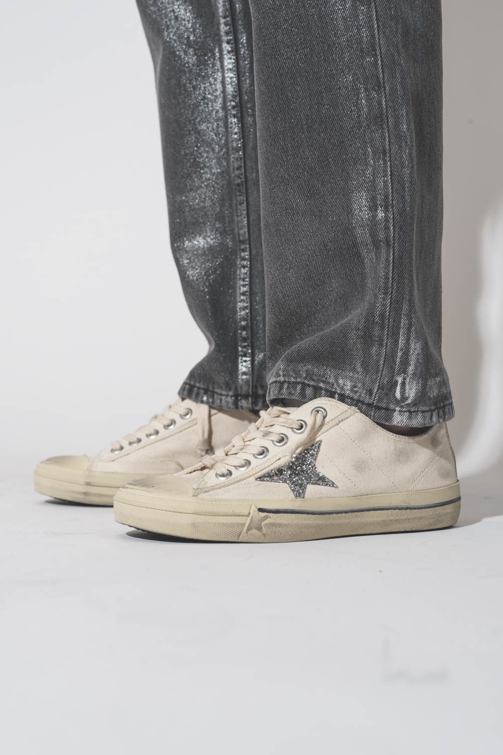 Jean droit en toile de coton enduit argent Mikuta. D&eacute;tail de la mati&egrave;re et du bas de jambe.