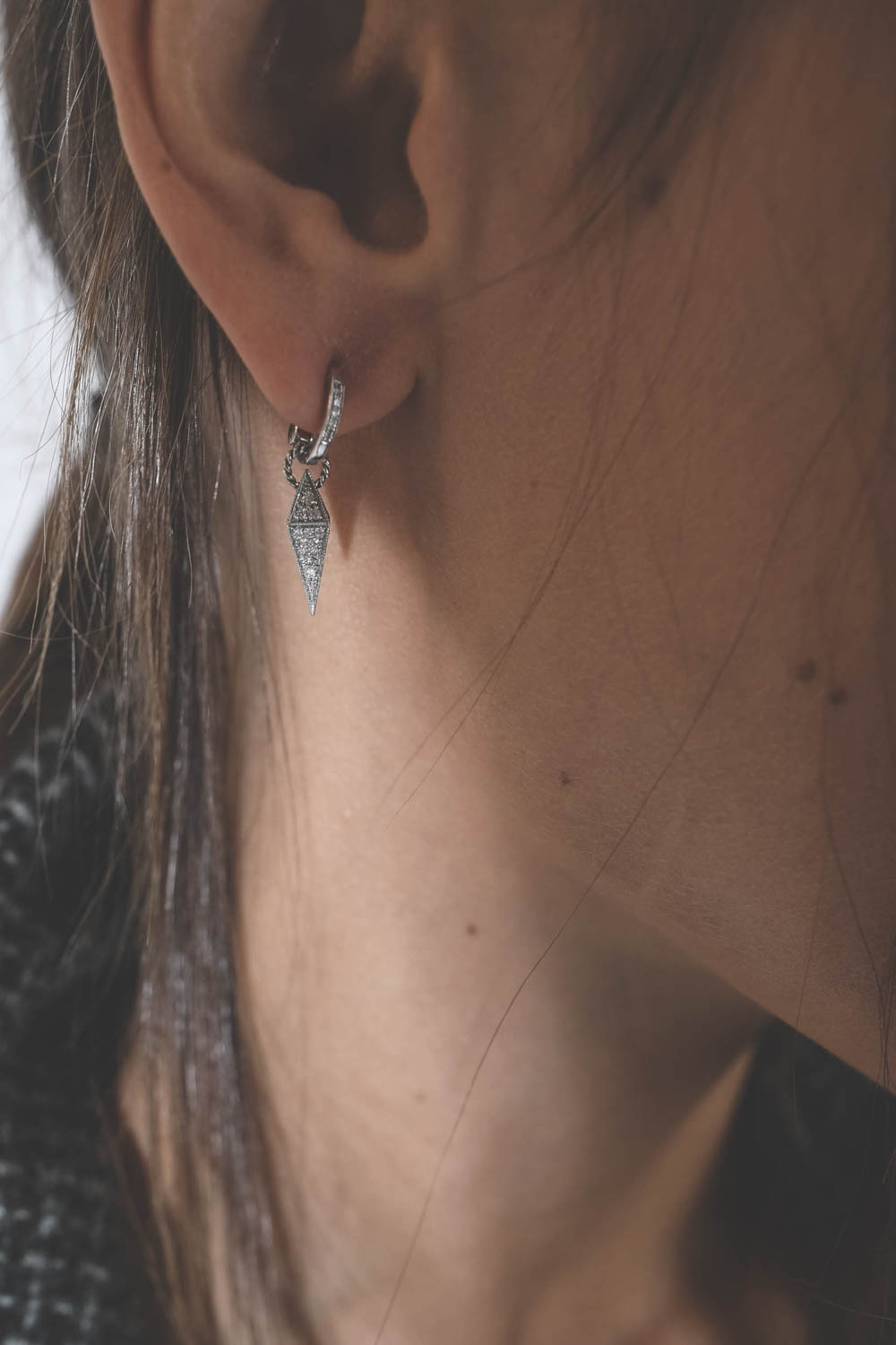 Mini créole en or blanc et diamants pendentif pointe pavé de diamants De Jaegher. Vendue à l'unité. 