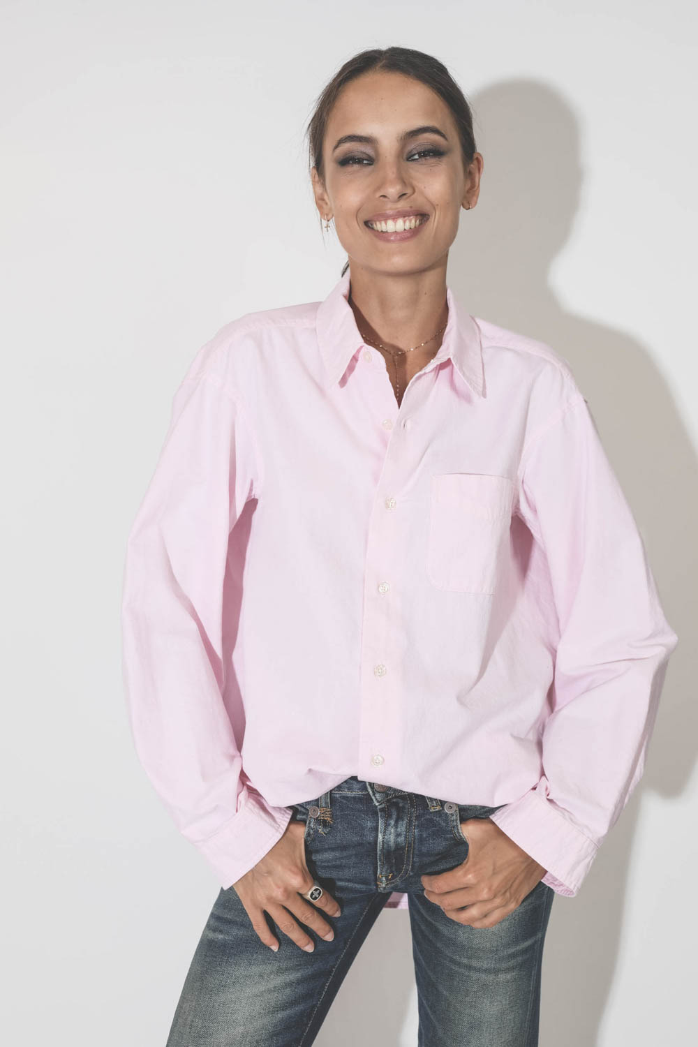 Bague chevalière Bowie en or jaune 9 carats argent résine noire et diamants Pascale Monvoisin. Porté avec une chemise rose.