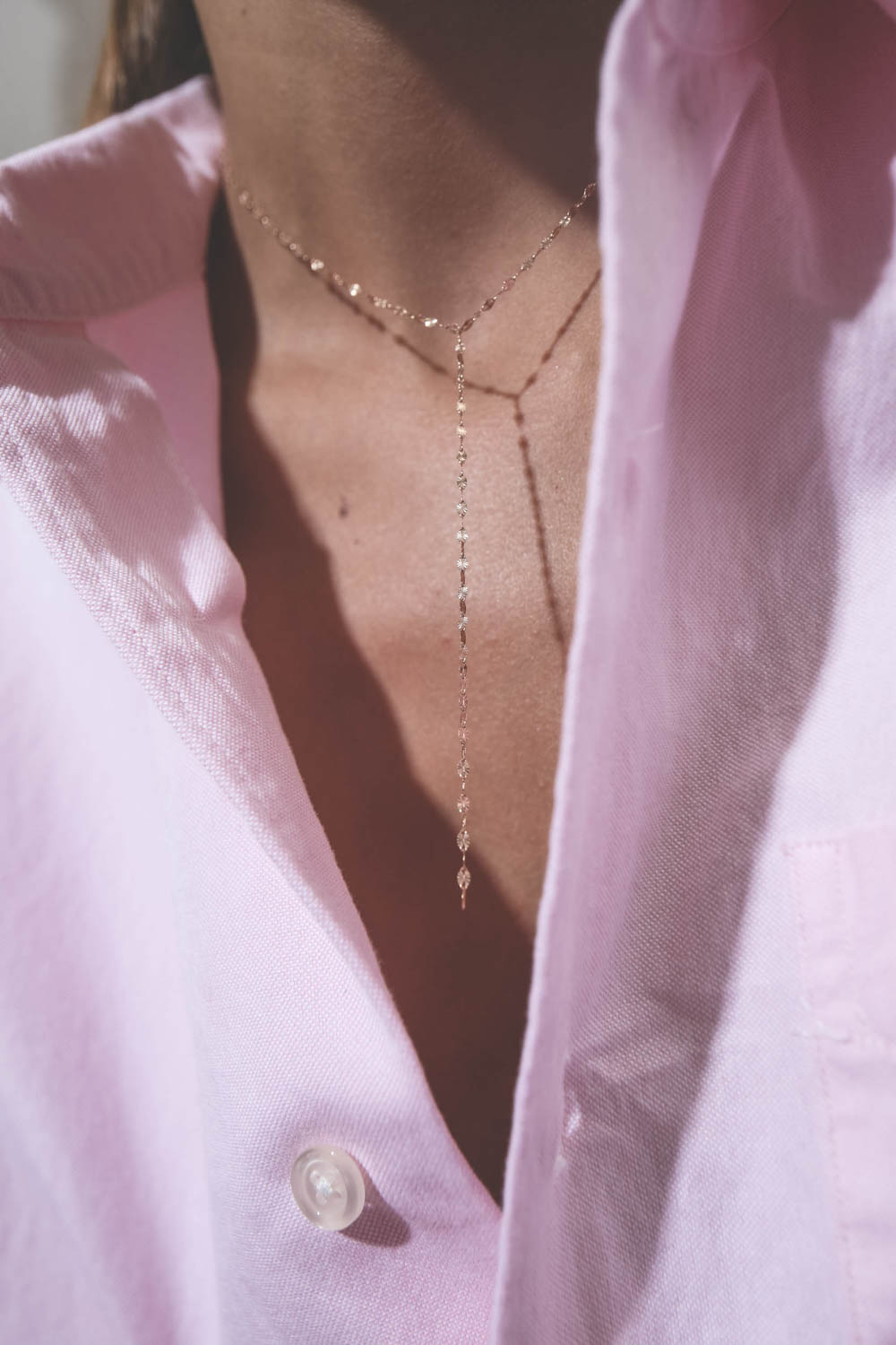 Collier ras du cou chaine en or jaune 14 carats Comporta N°2 Pascale Monvoisin. Détail de la chaine guillochée.