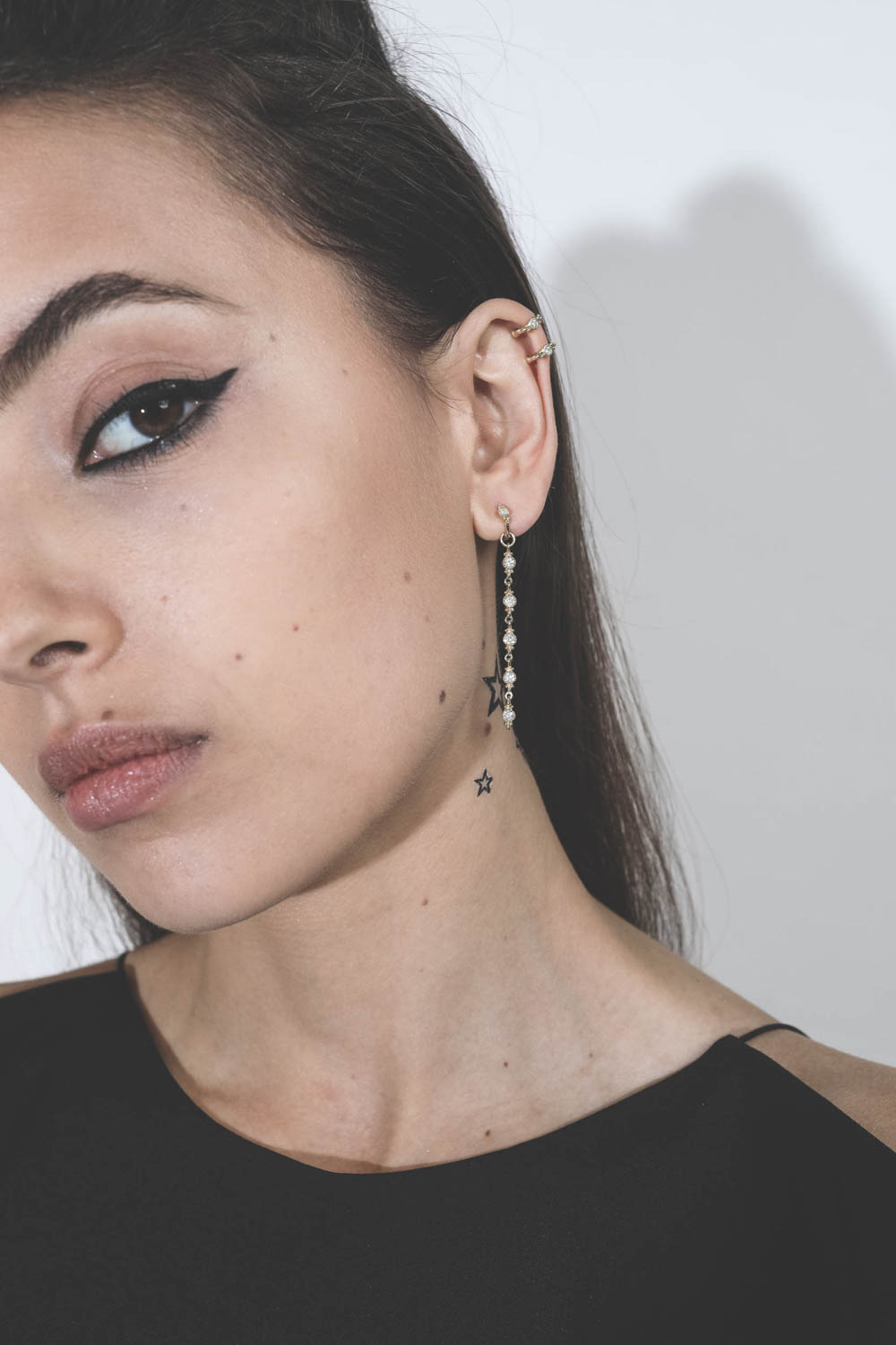 Mini créole en or jaune et diamants Baby Cross De Jaegher. Porté en dépareillée. 