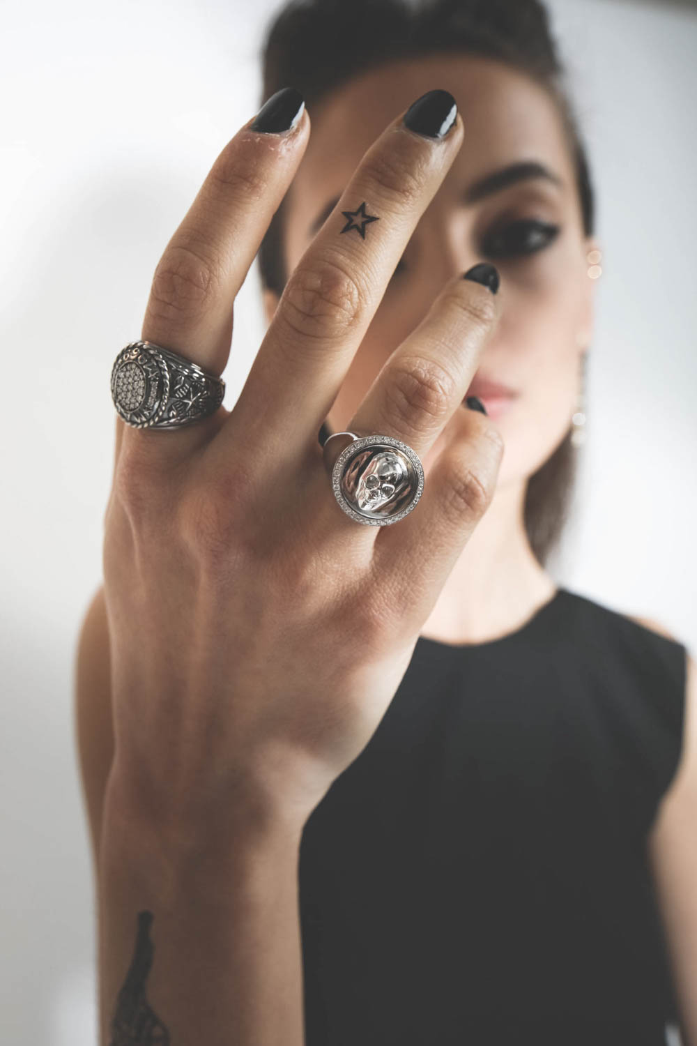 Chevalière After Midnight amovible en argent et diamants De Jaegher. Un côté pavé de diamants et l'autre côté tête de mort. 