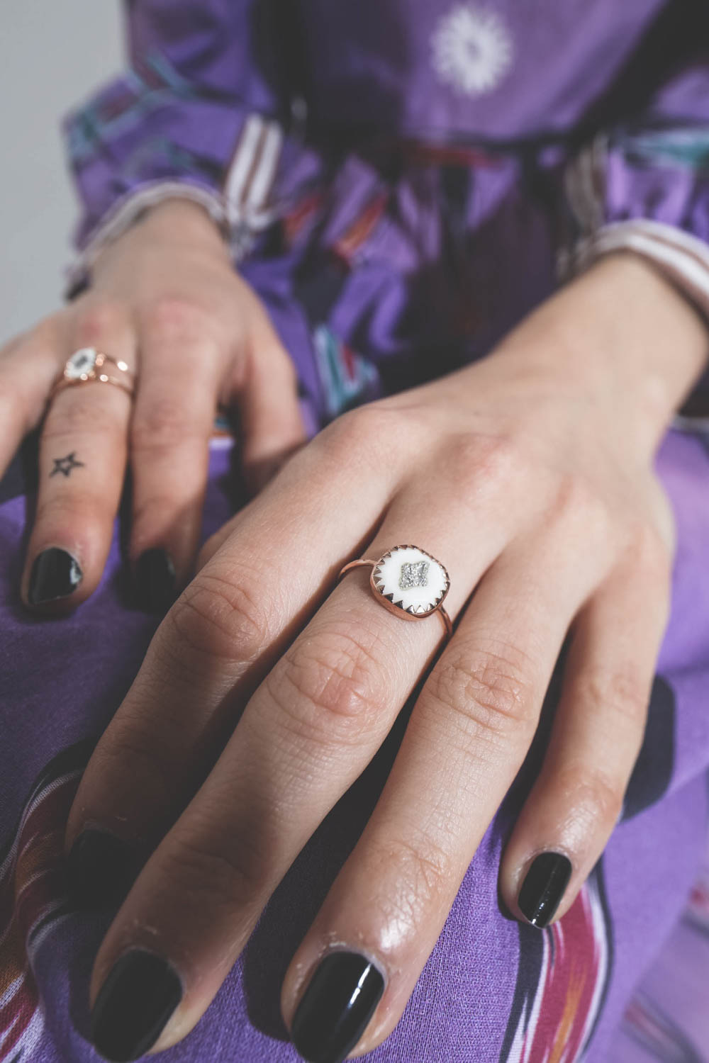 Bague Pierrot en or et bakélite blanche et diamants Pascale Monvoisin.  