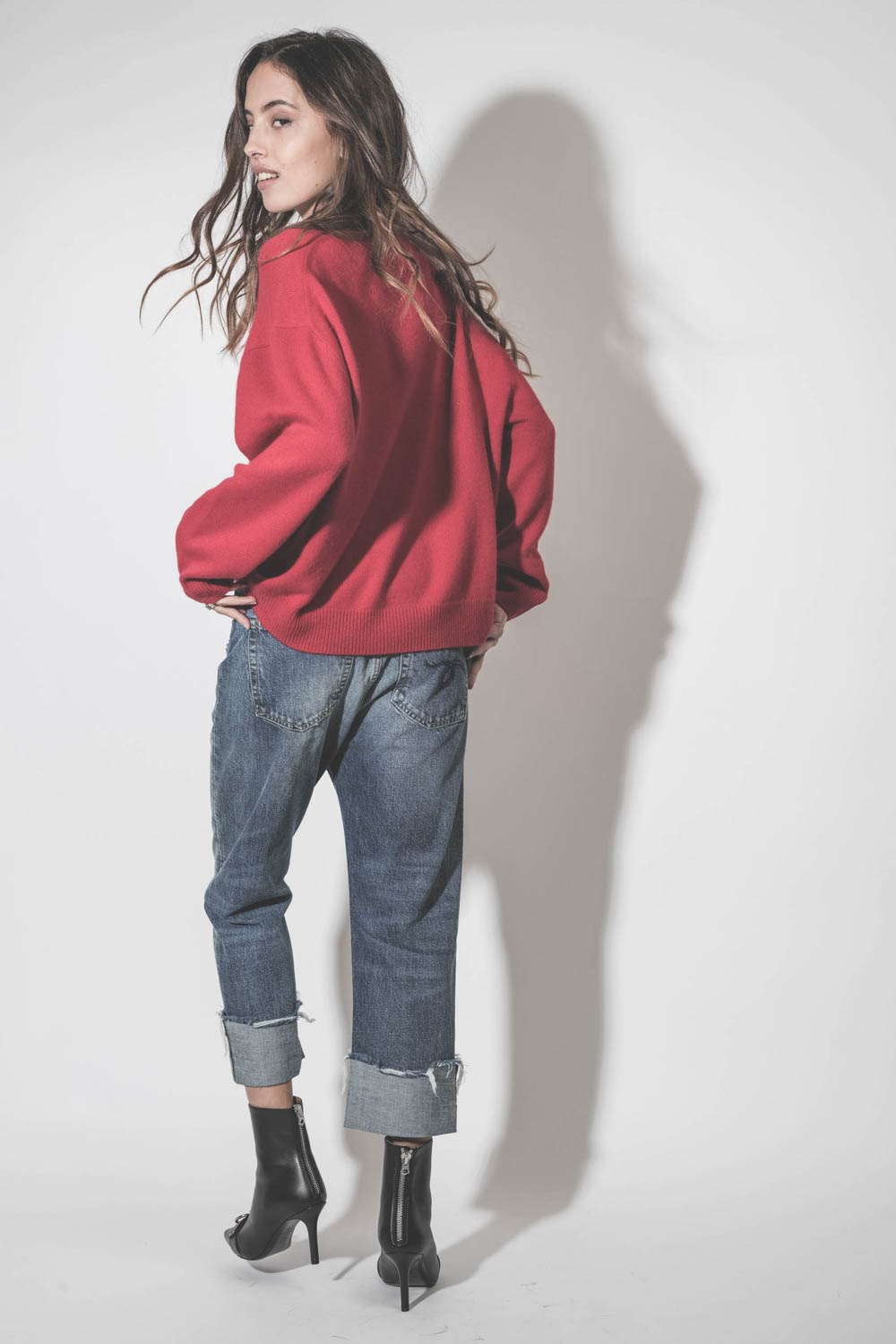 Boots à talons en cuir noir anneaux métal argenté Sid Heeled Harness Boots R13. Porté avec un jean Tailored Drop Hutton Blue.