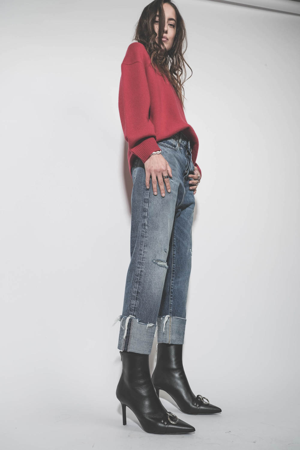 Boots à talons en cuir noir anneaux métal argenté Sid Heeled Harness Boots R13. Porté de profil.