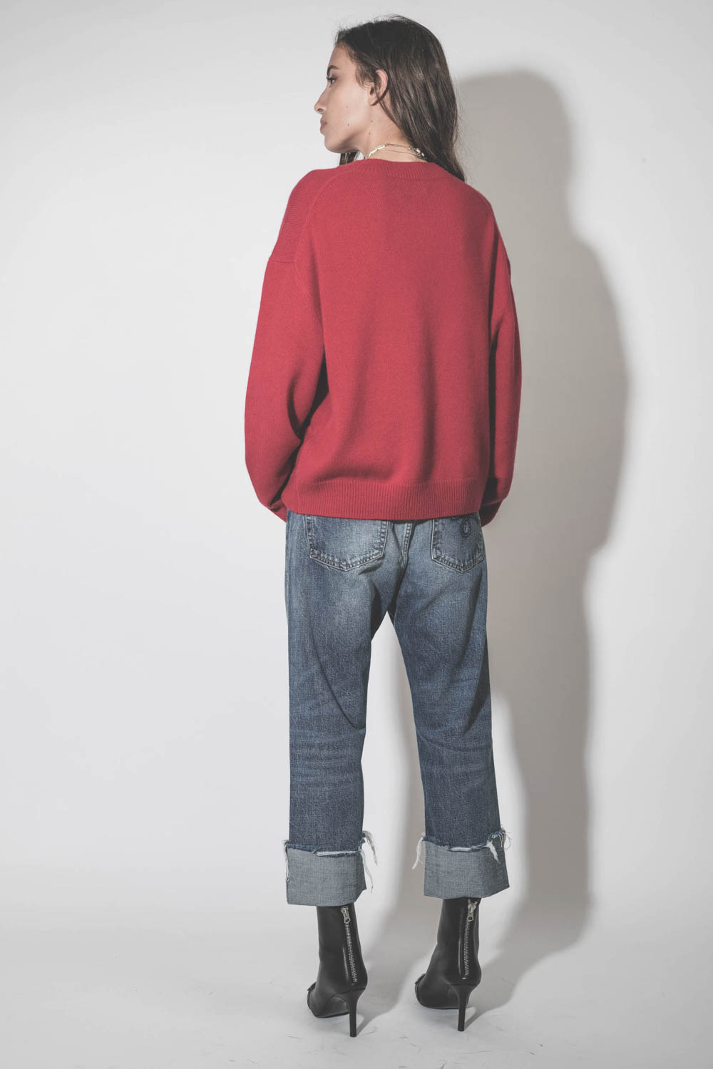 Boots à talons en cuir noir anneaux métal argenté Sid Heeled Harness Boots R13. Porté de dos.