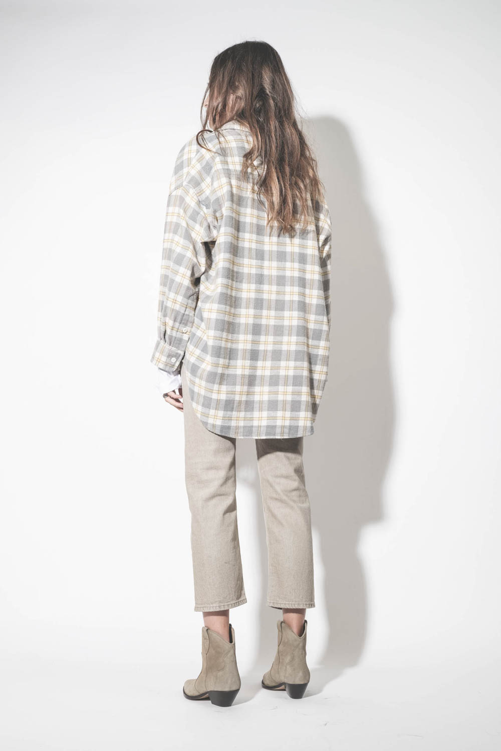 Chemise en coton gratté over-size à carreaux beige écru larges poches poitrine Oversized Pocket Drop Neck Shirt R13. Porté de dos.