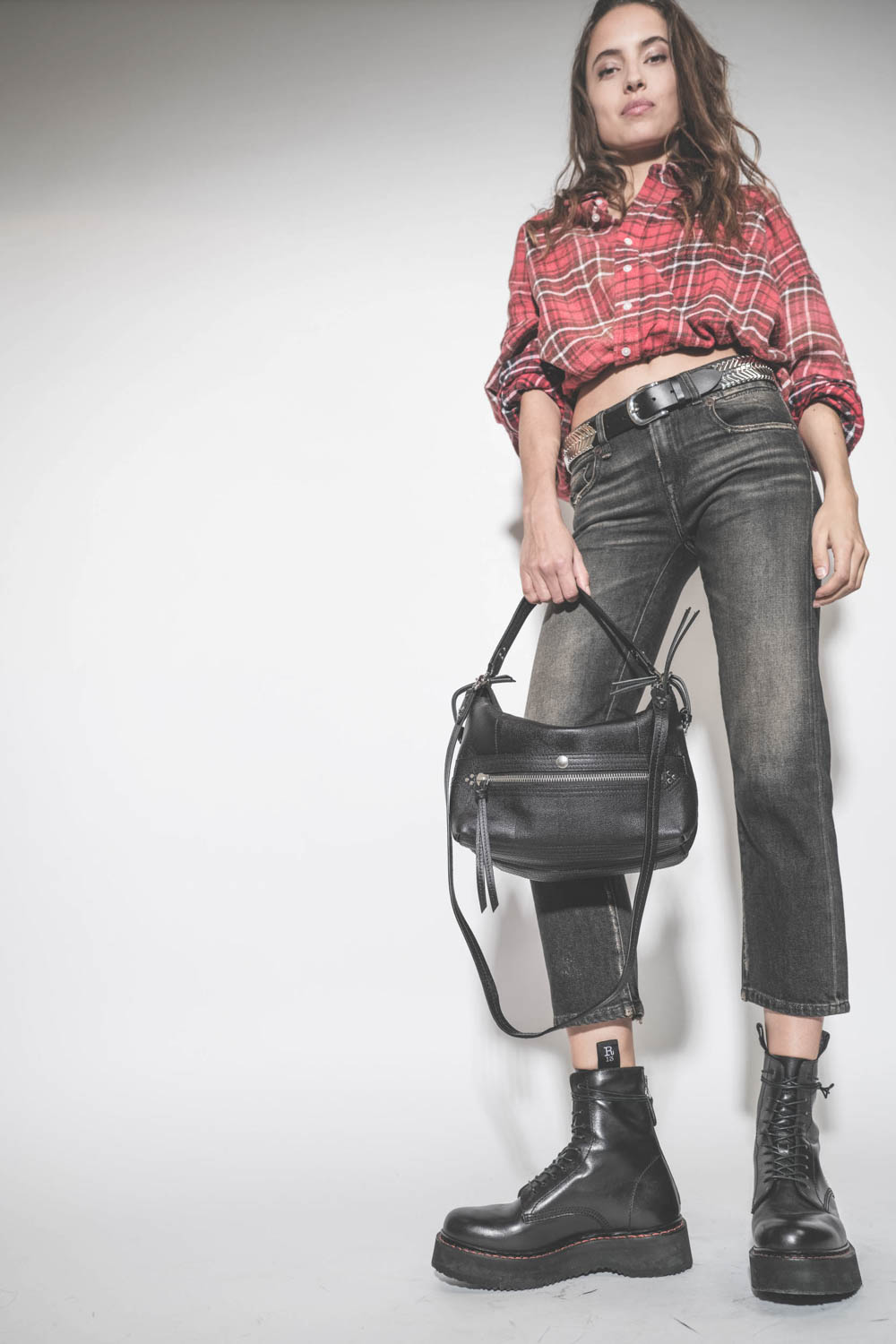 Chemise courte Crossover Bubble à carreaux rouge en coton brossé R13. Porté avec des boots à lacets en cuir noir.