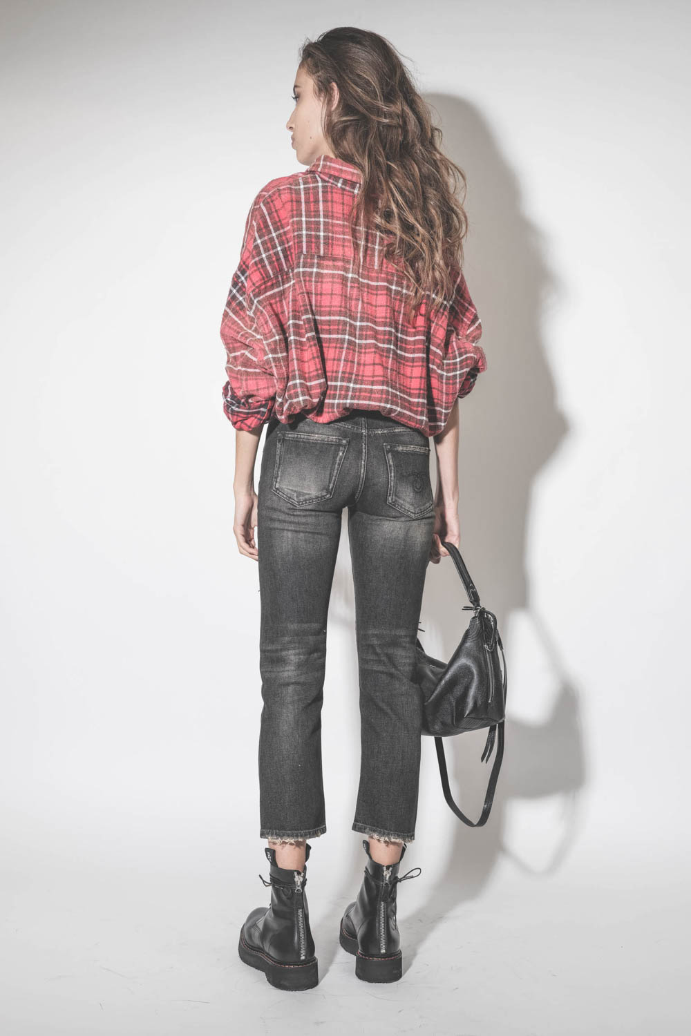 Chemise courte Crossover Bubble à carreaux rouge en coton brossé R13. Porté de dos. 