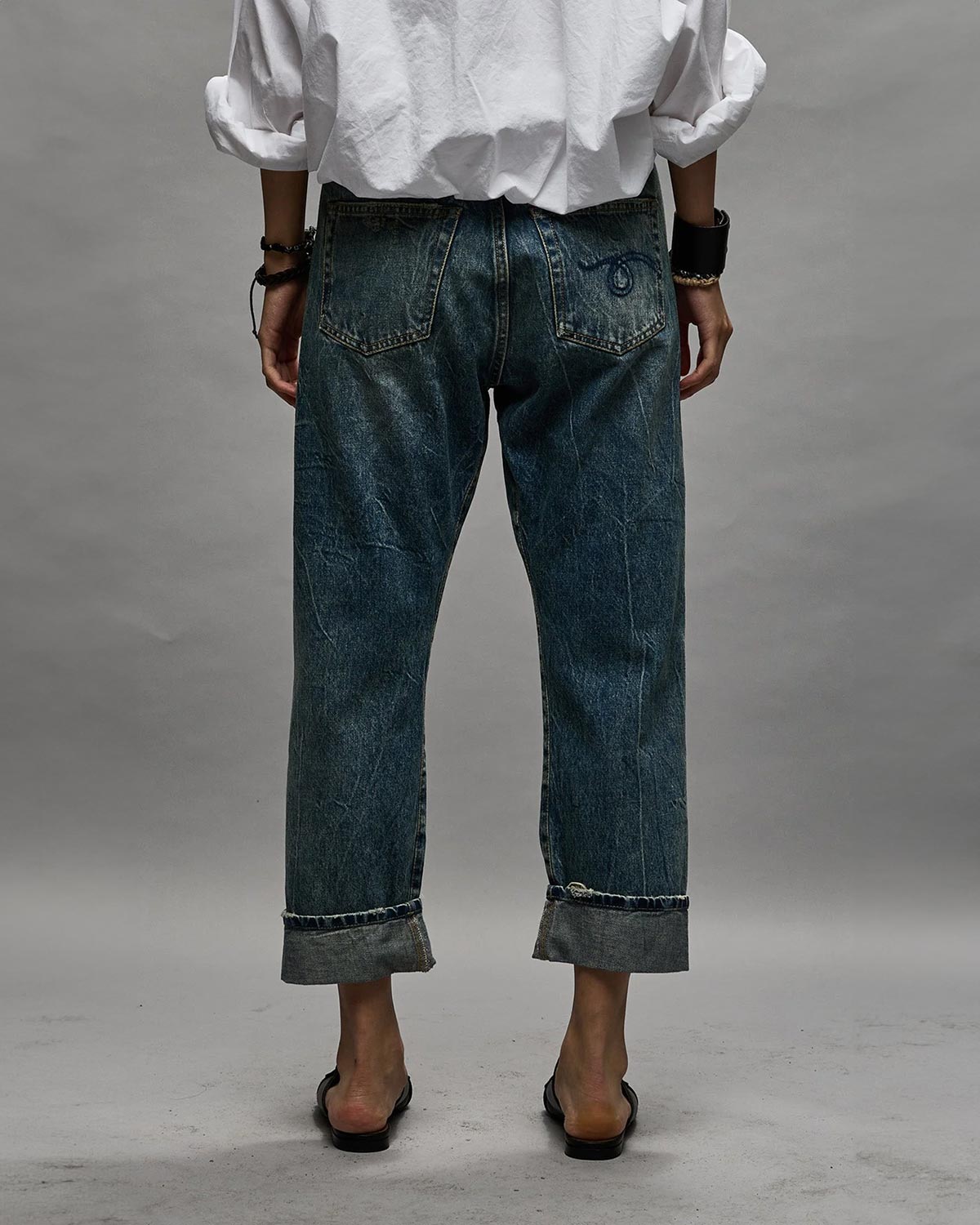 Jean Crossover bleu délavage Kelly R13 Denim. Porté de dos.