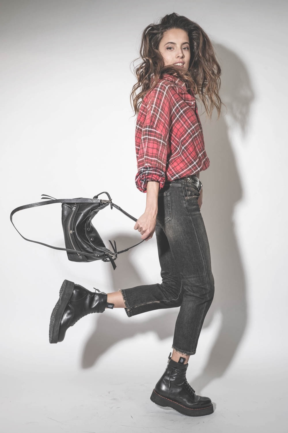 Jean court Skinny noir Boy Straight délavage Abbey black R13. Porté de profil. 