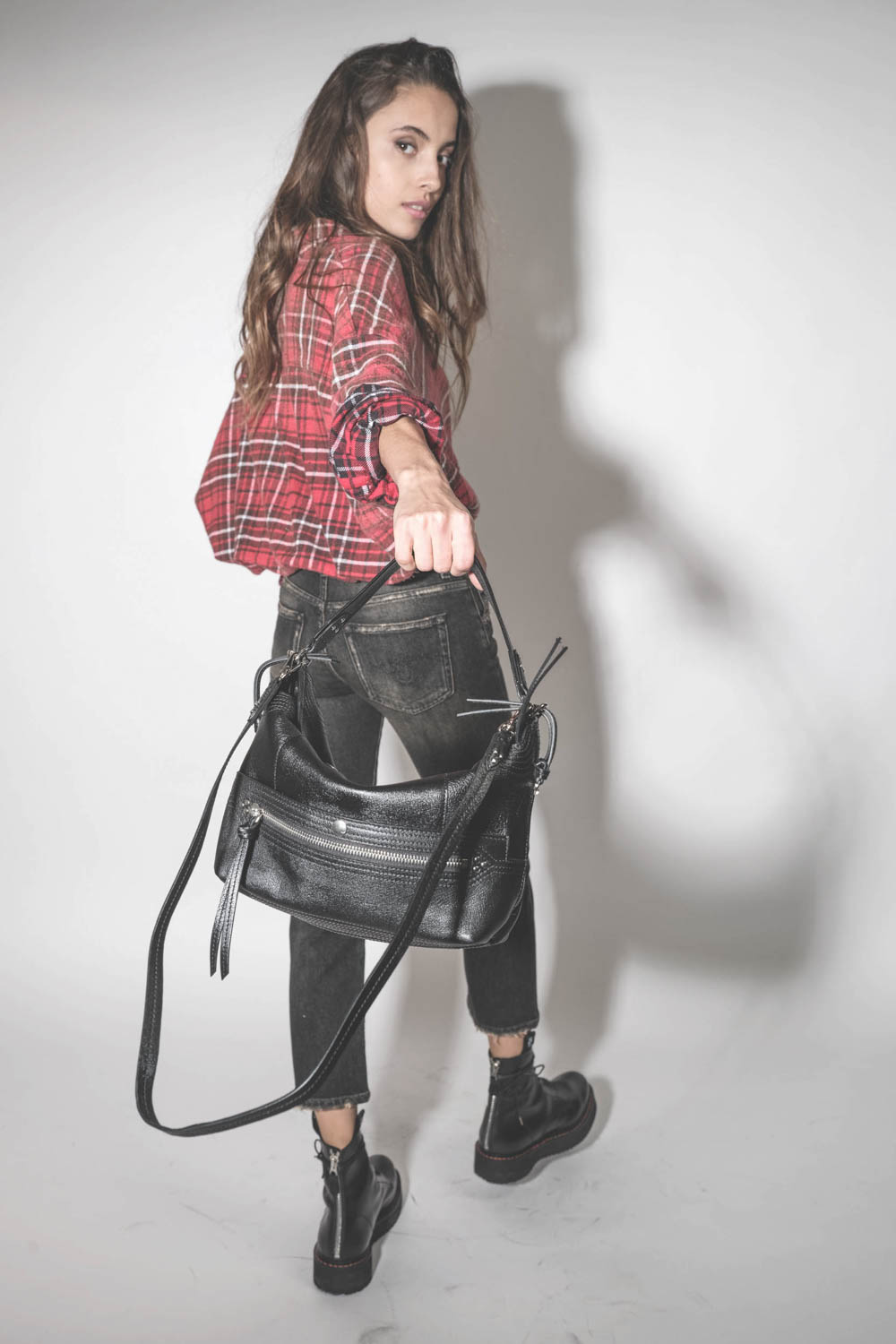 Jean court Skinny noir Boy Straight délavage Abbey black R13. Porté avec un sac noir.