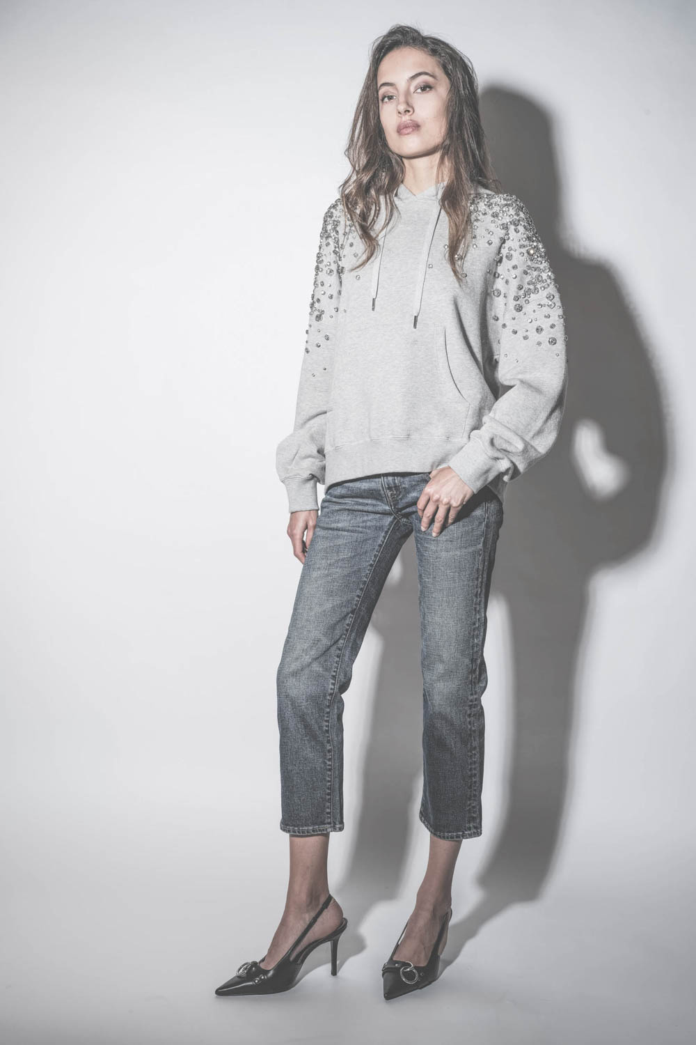 Jean taille basse Skinny stretch bleu Boy Straight délavage Mire blue R13 Denim. Porté de face.