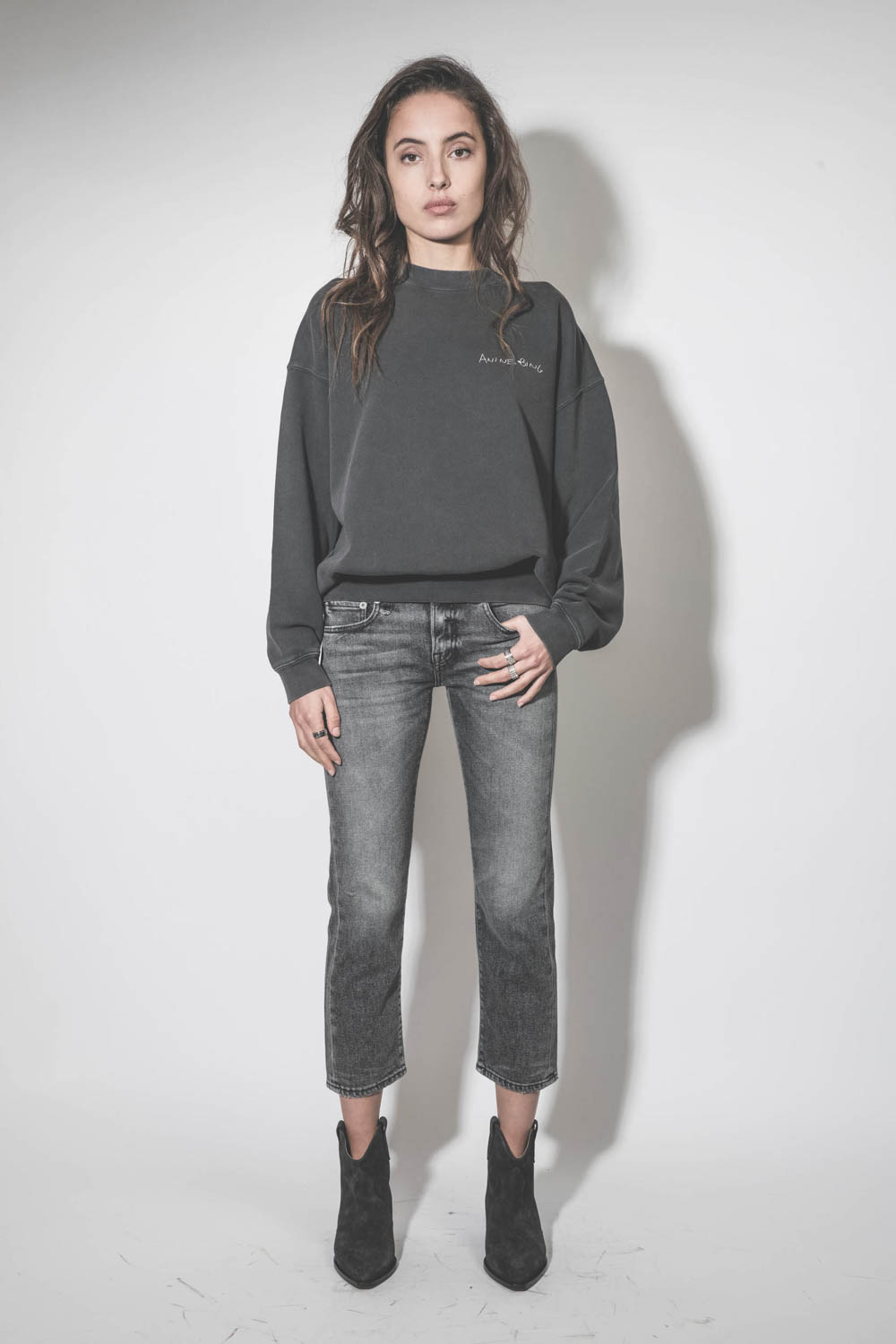 Jean taille basse Skinny Boy Straight Vintage Grey R13 Denim. Porté de face. 