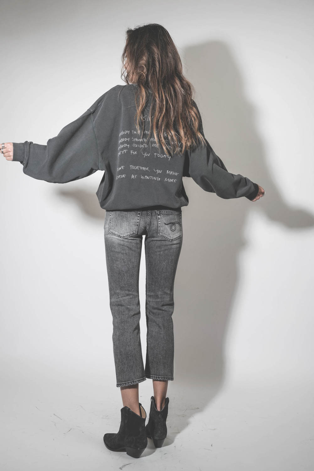 Jean taille basse Skinny Boy Straight Vintage Grey R13 Denim. Porté avec un sweat noir délavé.