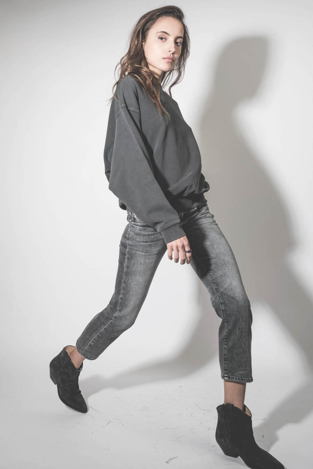 Jean taille basse Skinny Boy Straight Vintage Grey R13 Denim. Porté de profil.