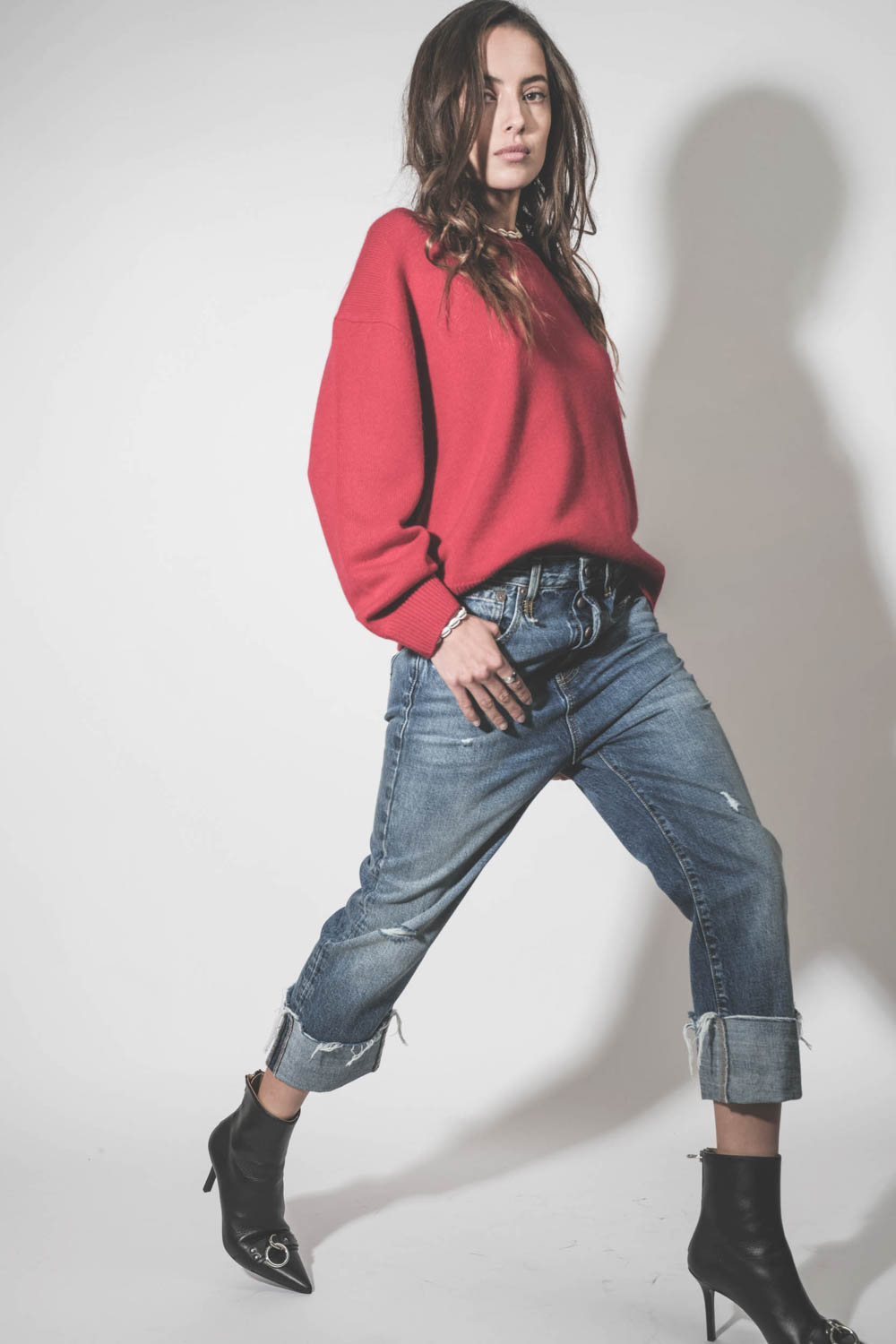 Jean Baggy Tailored Drop bleu délavage Hutton Blue R13. Porté de profil.