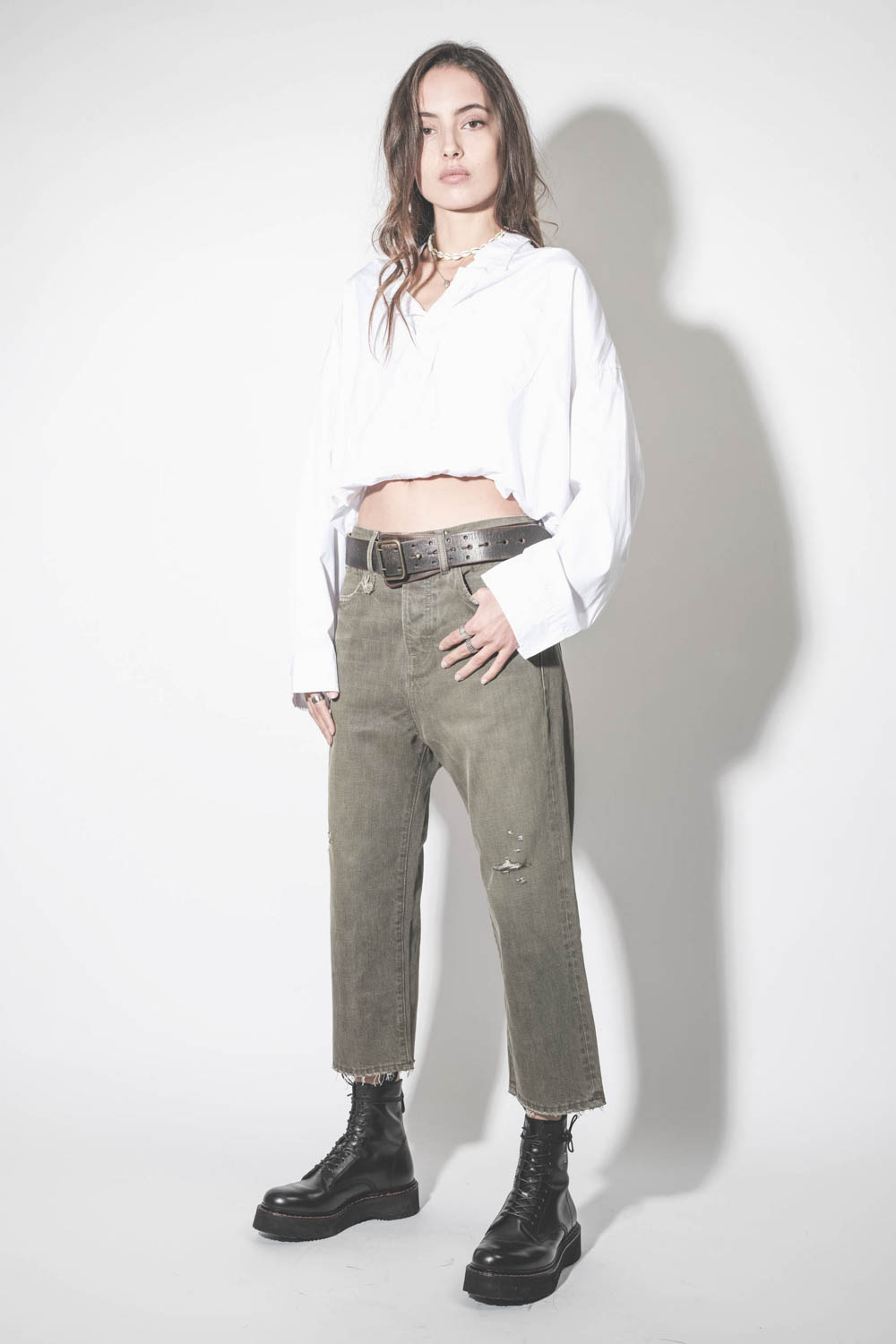 Jean baggy Tailored Drop toile kaki usée et déchirée R13 denim. Porté de face.