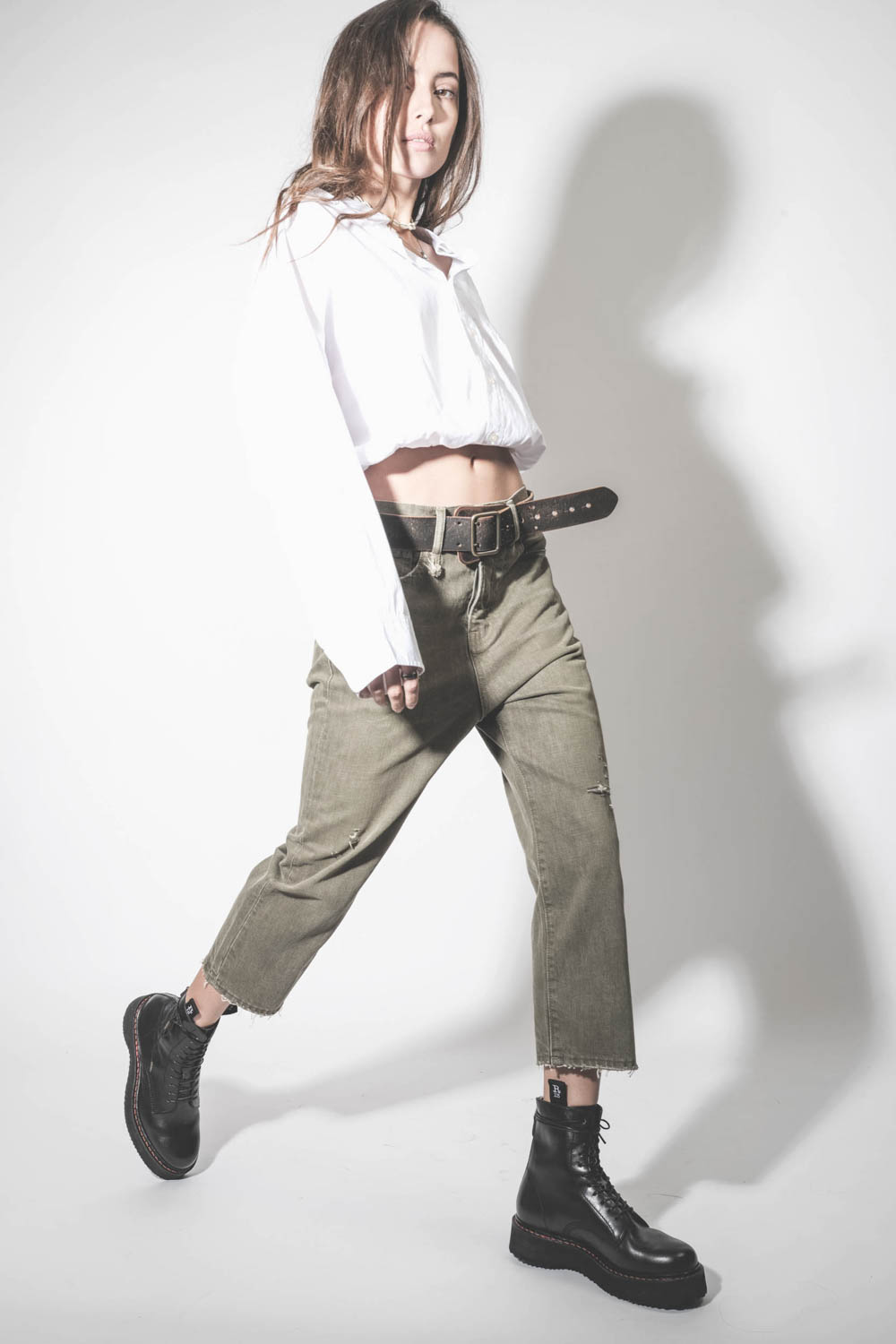 Jean baggy Tailored Drop toile kaki usée et déchirée R13 denim. Porté de profil.