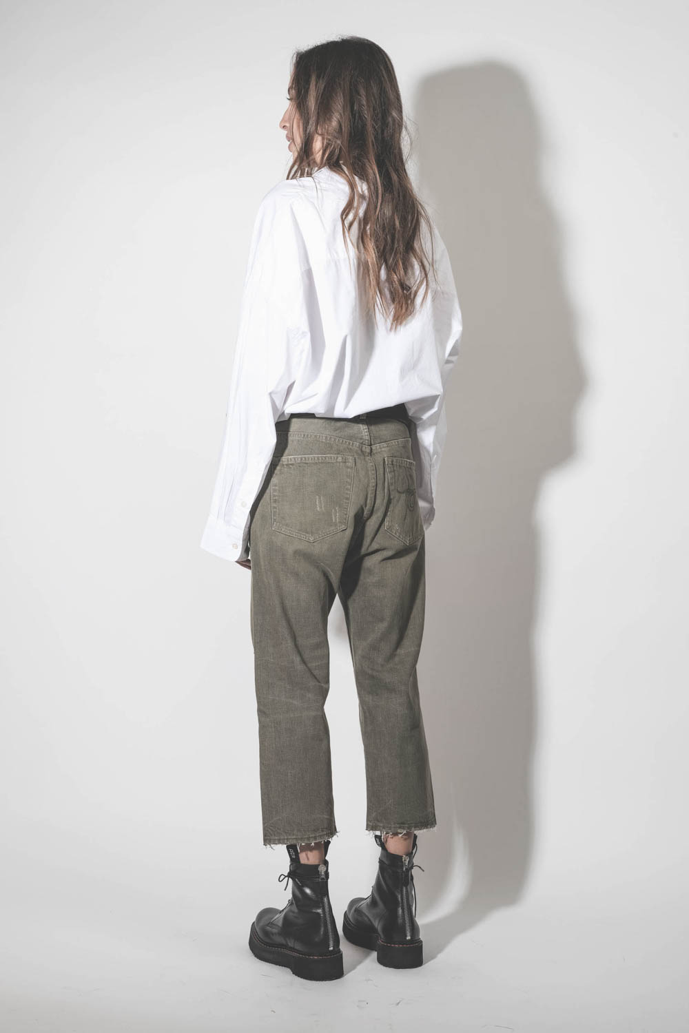 Jean baggy Tailored Drop toile kaki usée et déchirée R13 denim. Porté de dos.